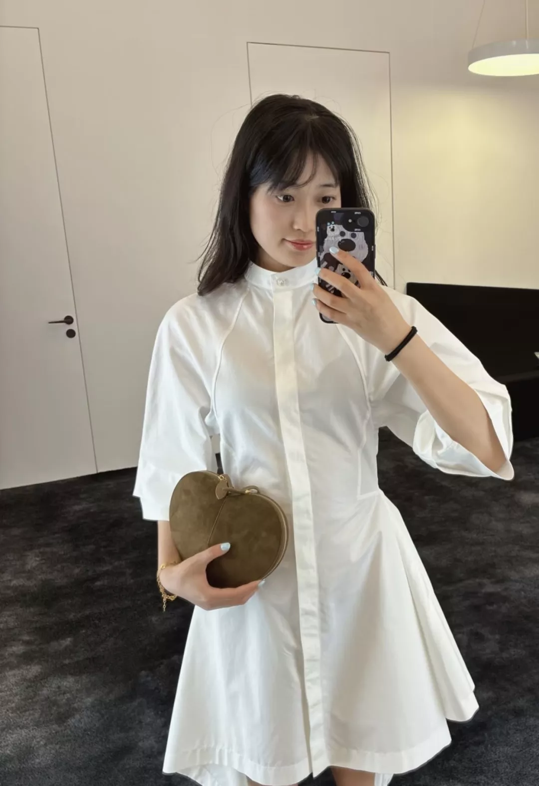 알라이아 허리 라인이 돋보이는 화이트 셔츠 드레스 상세 이미지 14