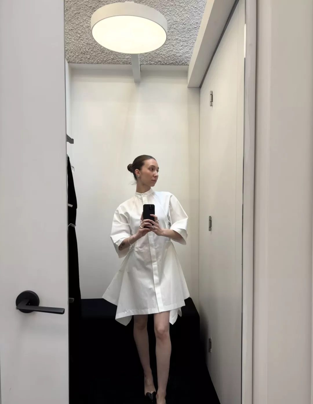 알라이아 허리 라인이 돋보이는 화이트 셔츠 드레스 상세 이미지 12
