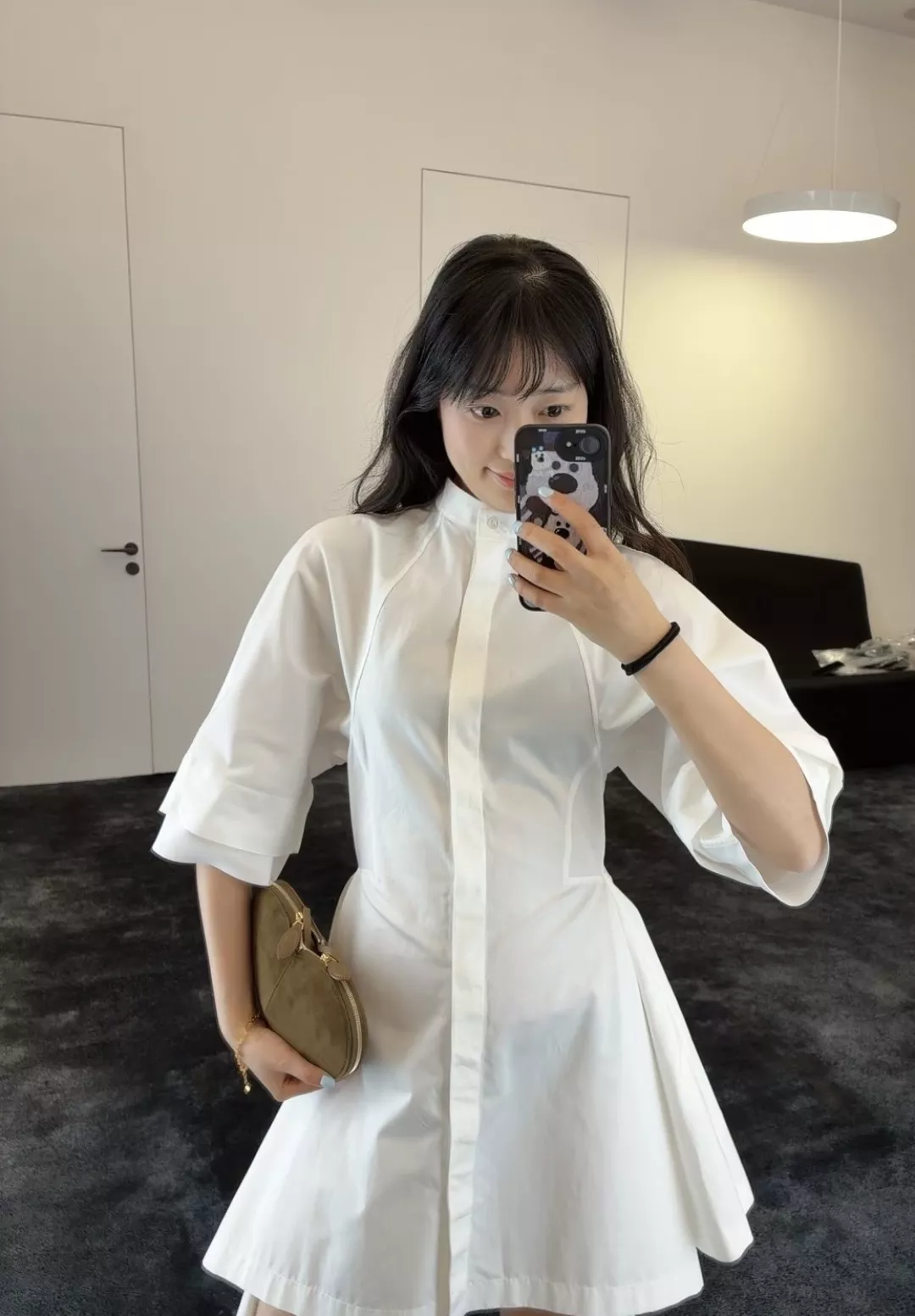 알라이아 허리 라인이 돋보이는 화이트 셔츠 드레스 상세 이미지 18