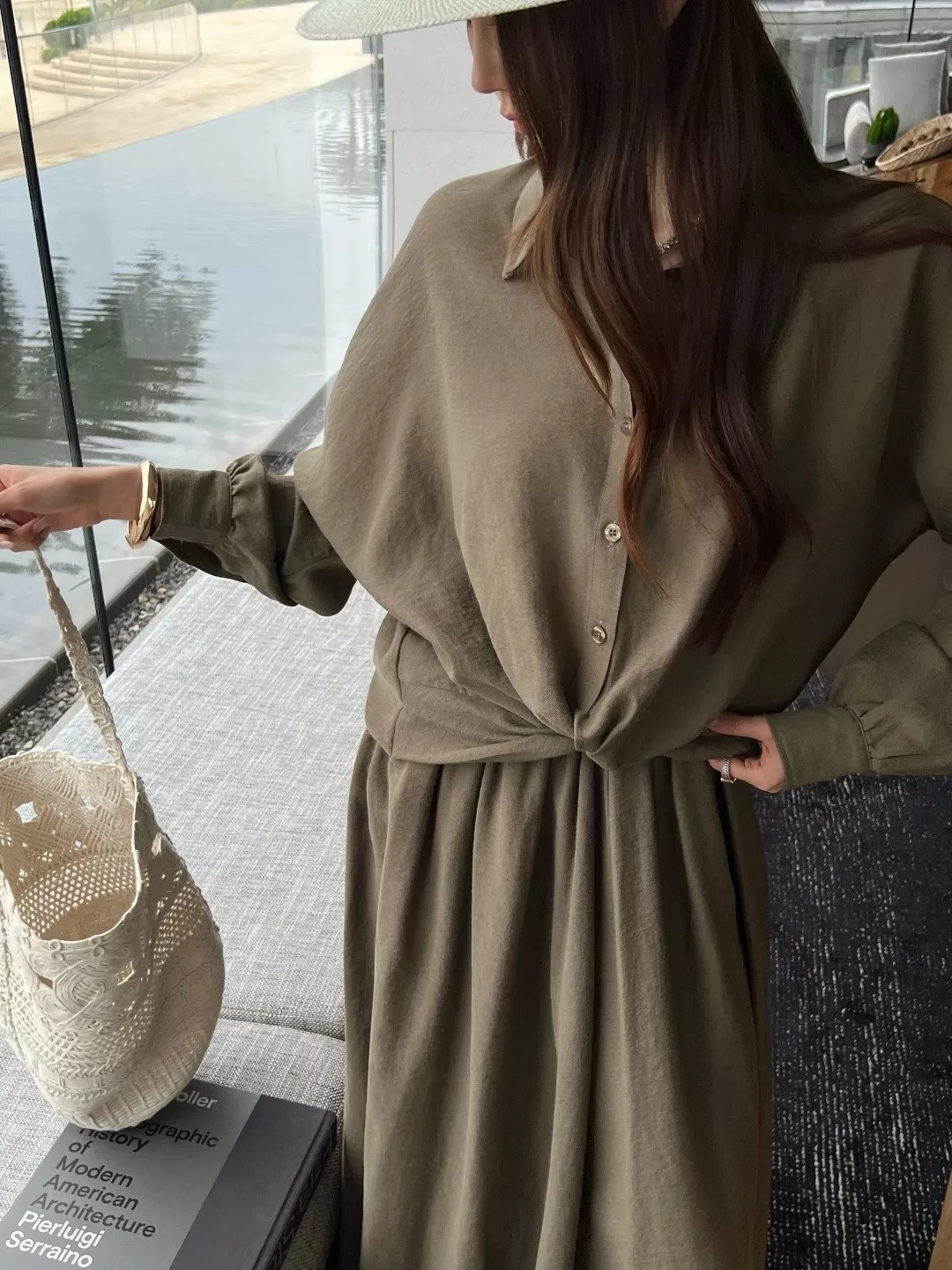 로로피아나 꼬임 셔츠와 플레어 스커트 세트 상세 이미지 18