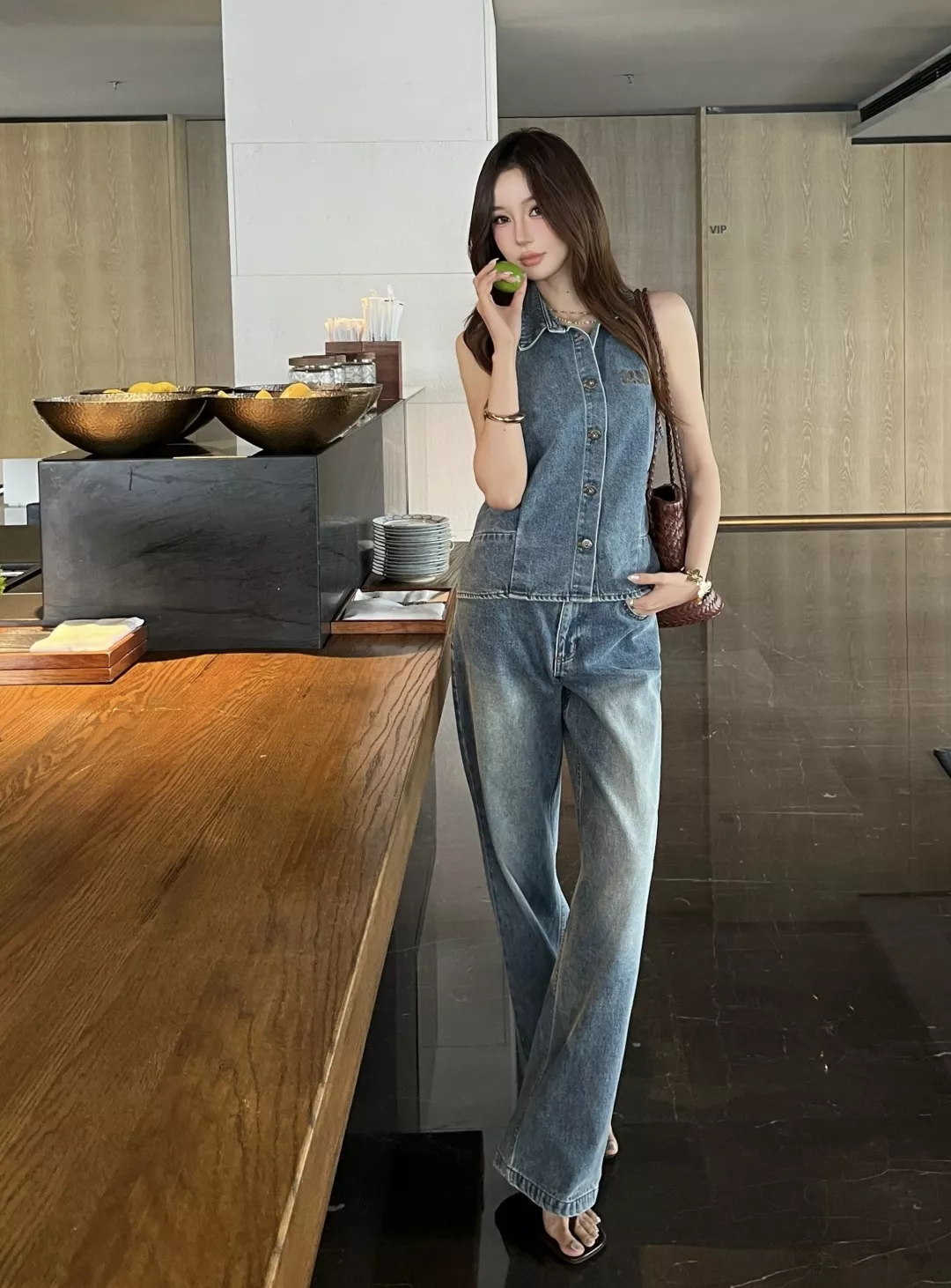 로에베 워싱 데님 홀터넥 카라 탑 상세 이미지 10