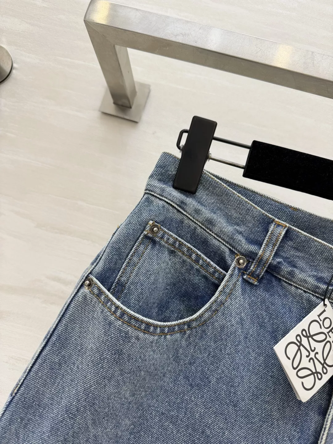 로에베 자수 포인트 와이드 데님 팬츠 상세 이미지 4