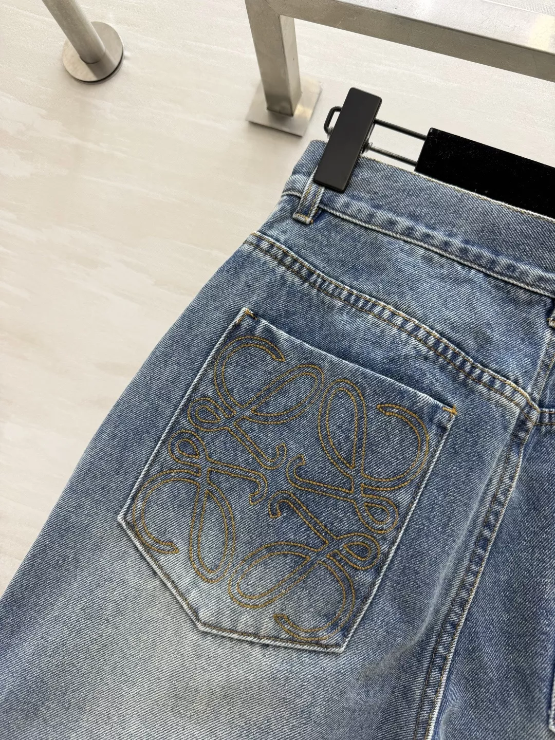 로에베 자수 포인트 와이드 데님 팬츠 상세 이미지 9