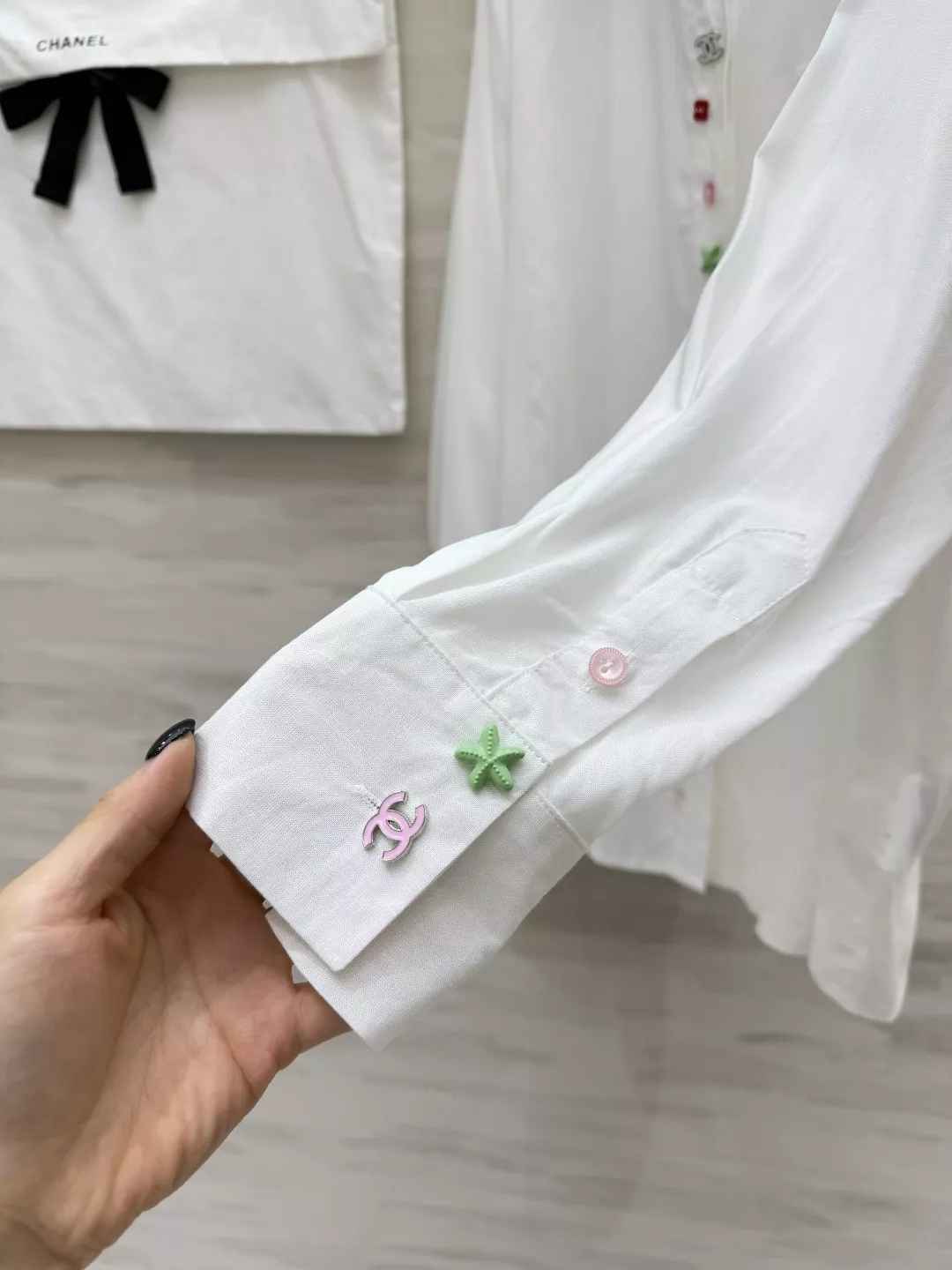 샤넬 컬러 버튼 자수 포켓 셔츠 상세 이미지 5