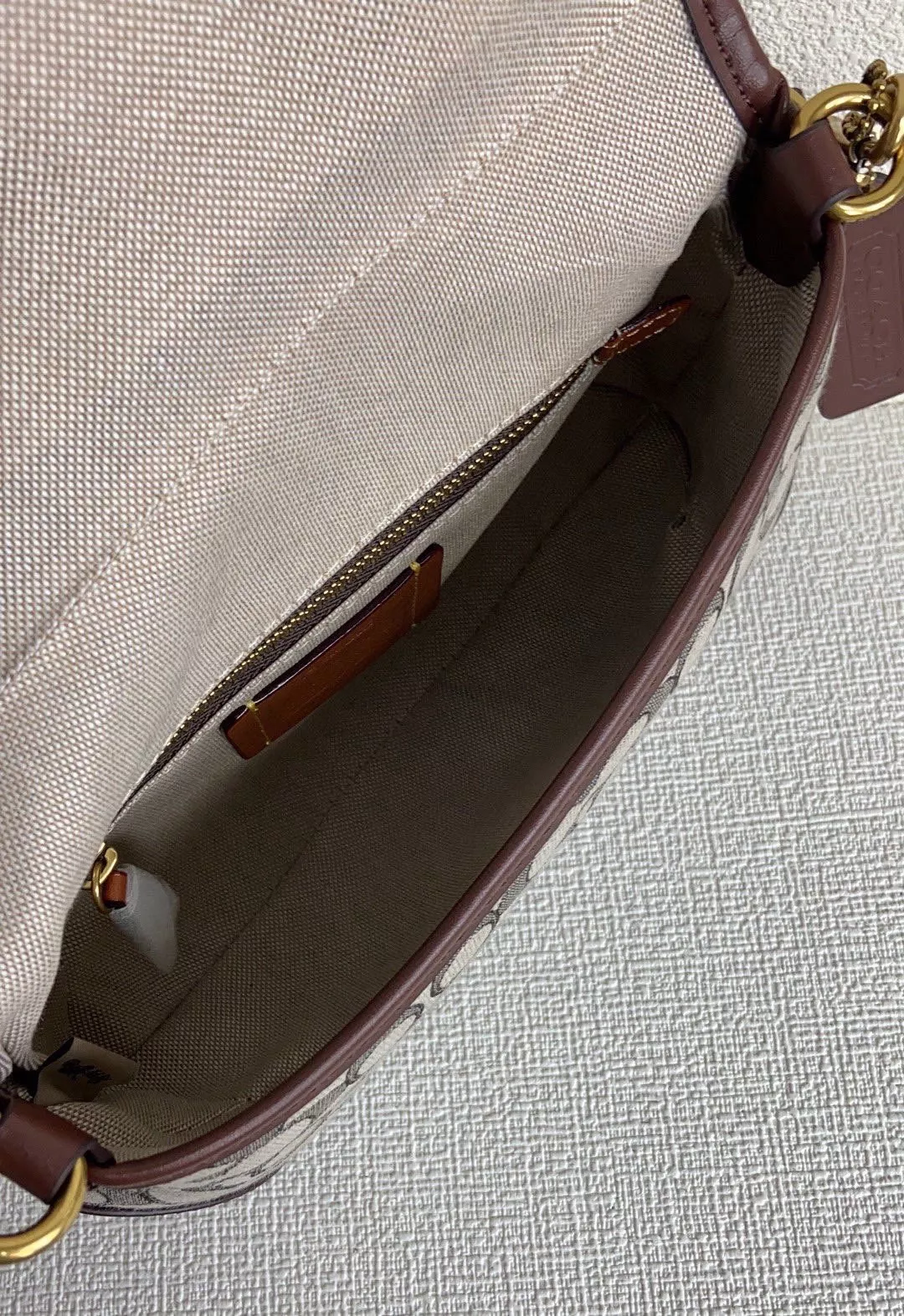 코치 레트로 무드 언더암 백 상세 이미지 8