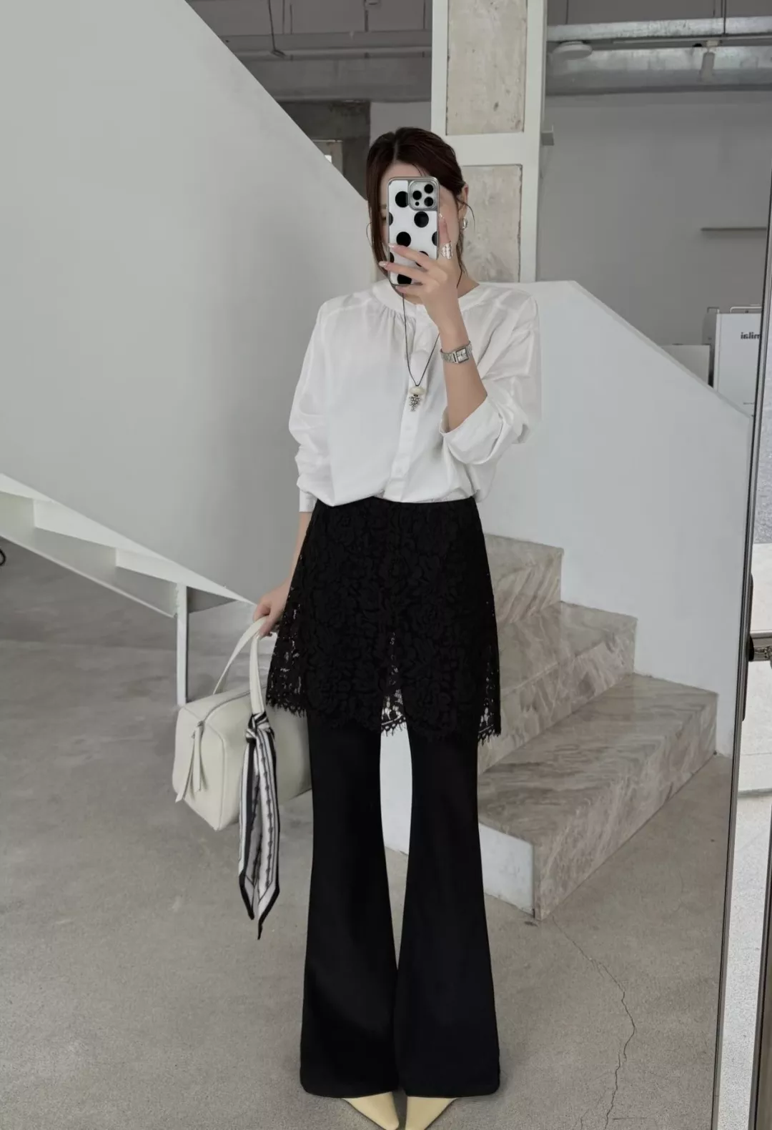 입생로랑 레이스 커버 상의와 블랙 팬츠 조합 상세 이미지 10