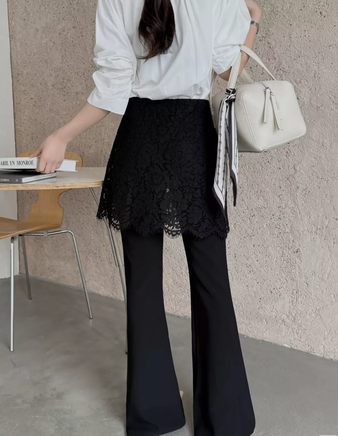 입생로랑 레이스 커버 상의와 블랙 팬츠 조합 상세 이미지 11