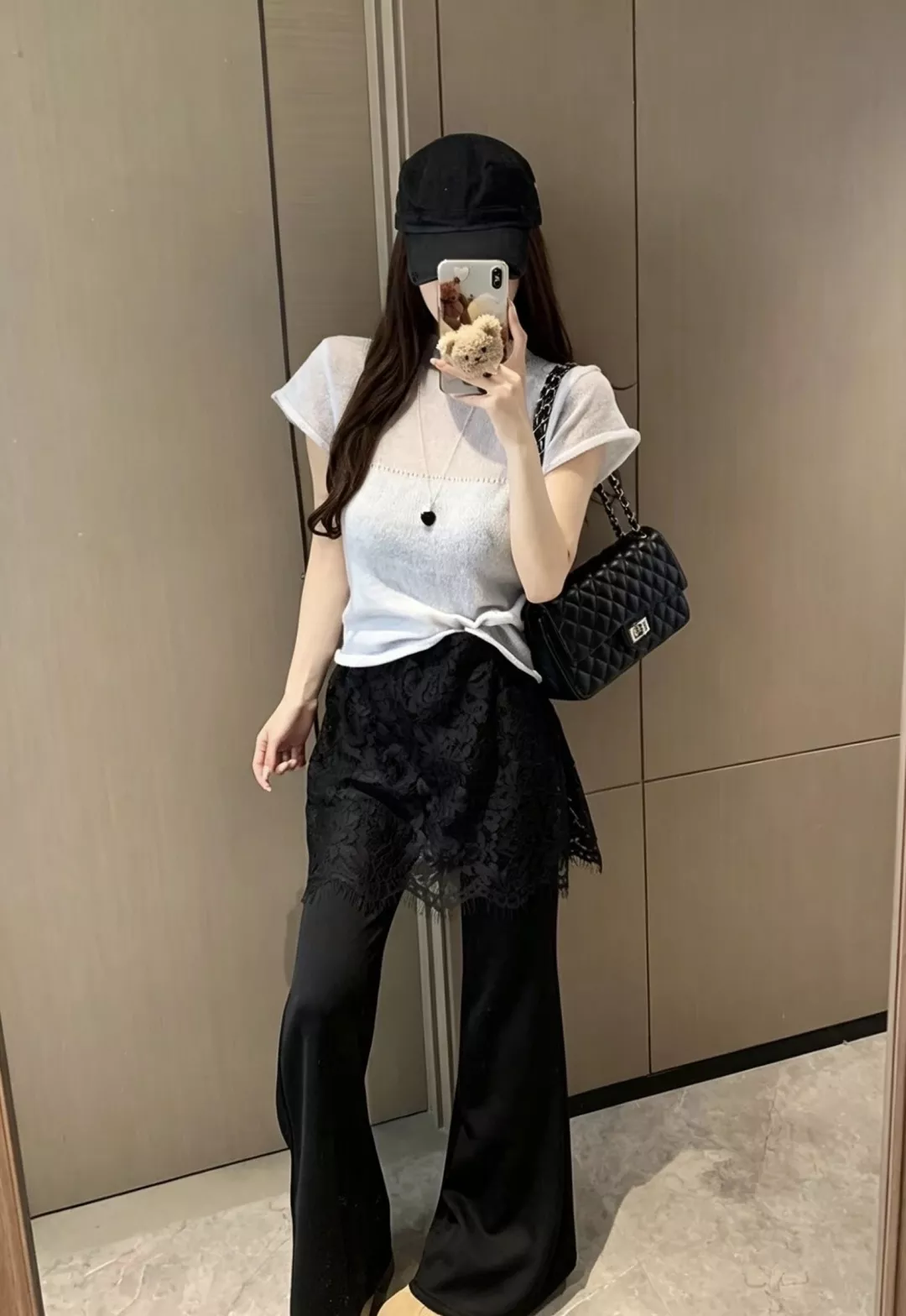 입생로랑 레이스 커버 상의와 블랙 팬츠 조합 상세 이미지 17
