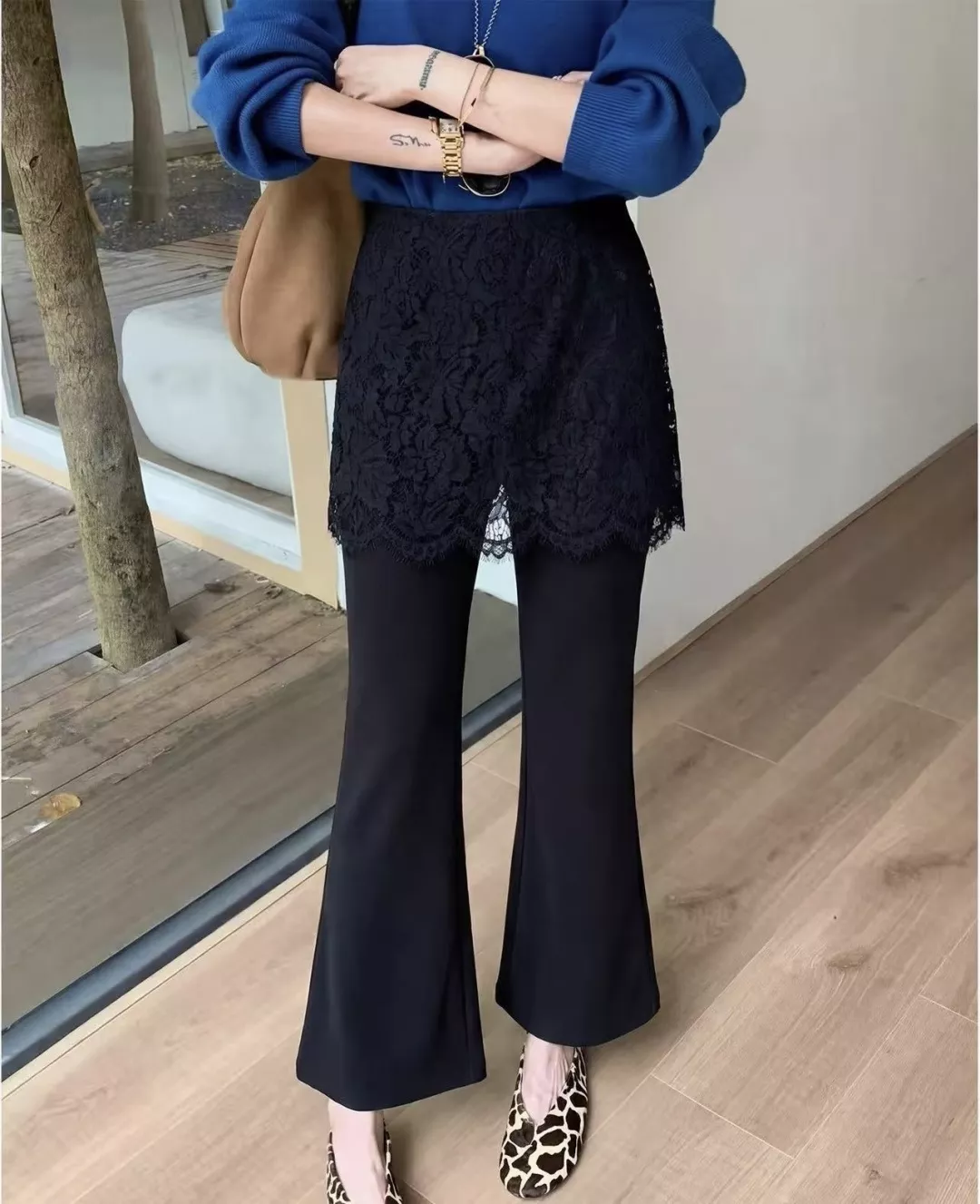 입생로랑 레이스 커버 상의와 블랙 팬츠 조합 상세 이미지 15