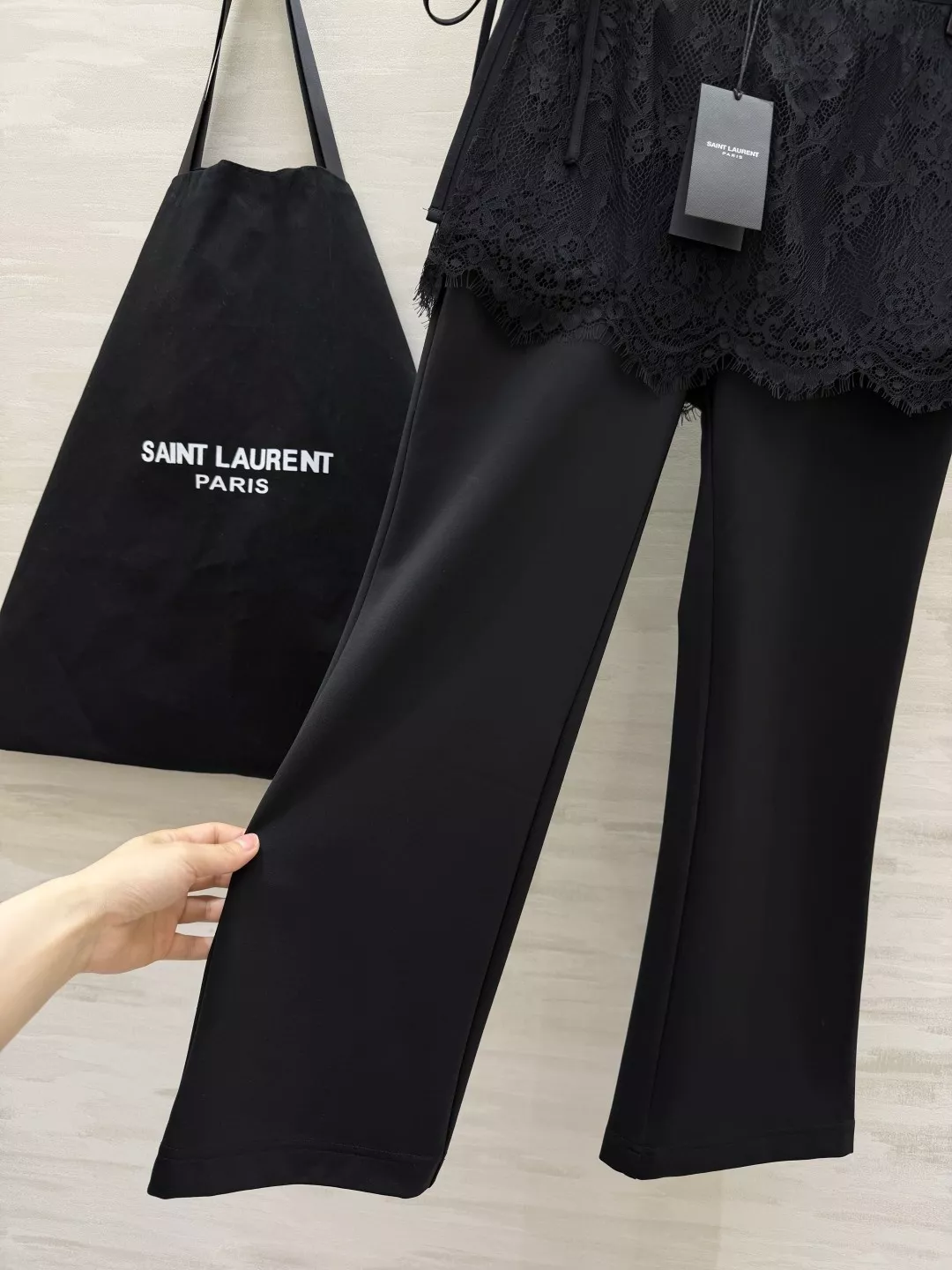 입생로랑 레이스 커버 상의와 블랙 팬츠 조합 상세 이미지 8