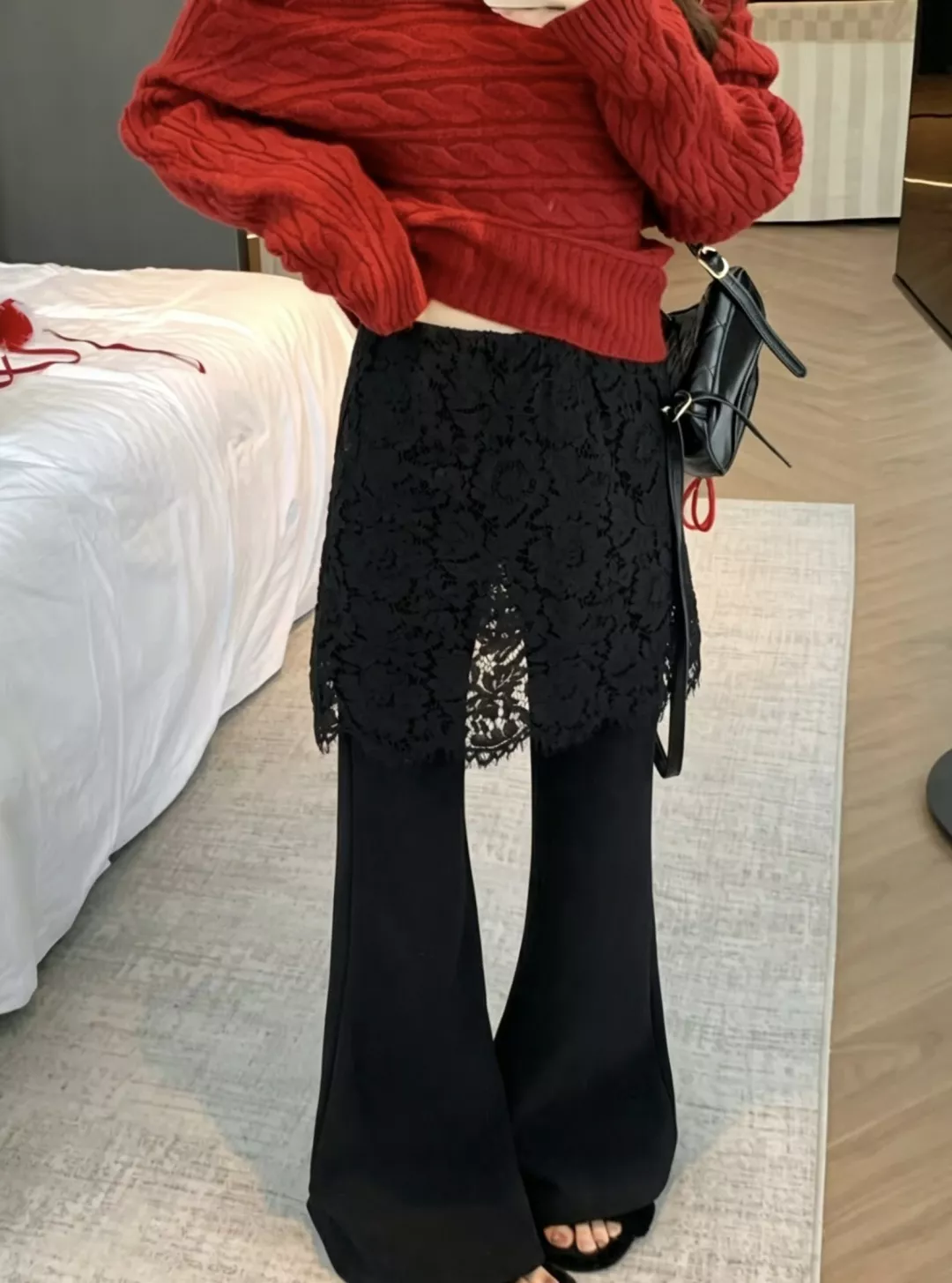 입생로랑 레이스 커버 상의와 블랙 팬츠 조합 상세 이미지 18