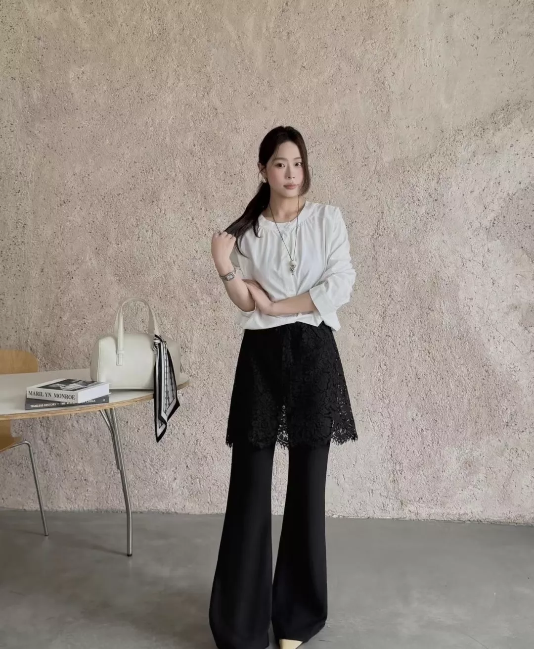입생로랑 레이스 커버 상의와 블랙 팬츠 조합 상세 이미지 12