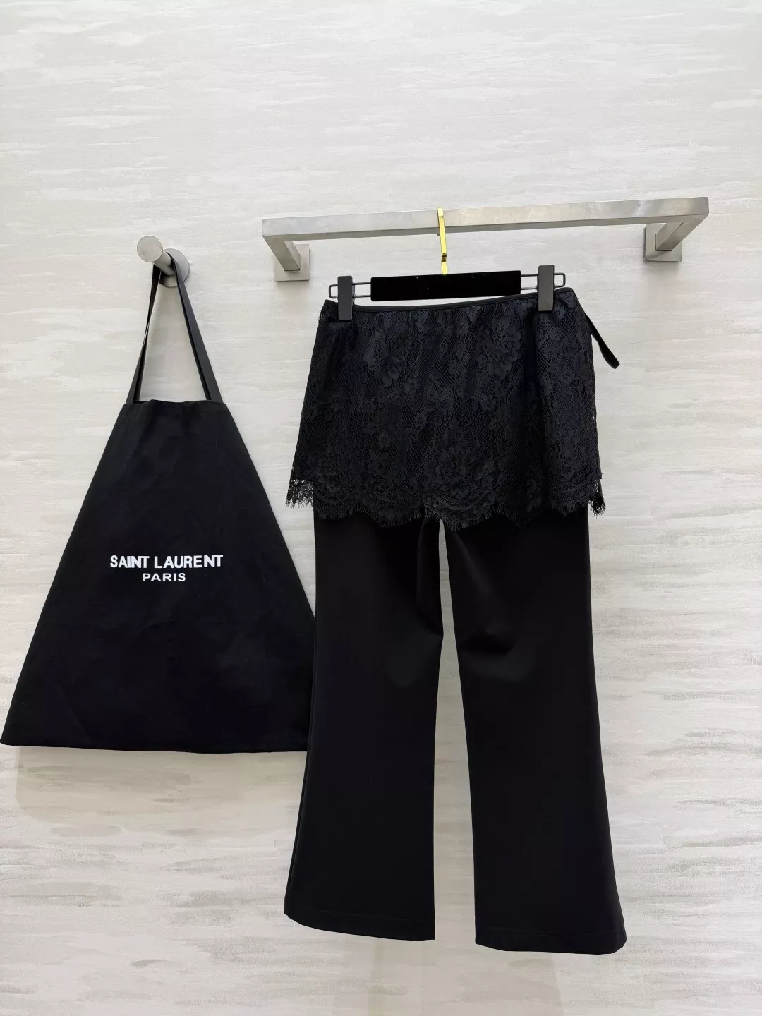 입생로랑 레이스 커버 상의와 블랙 팬츠 조합 상세 이미지 9