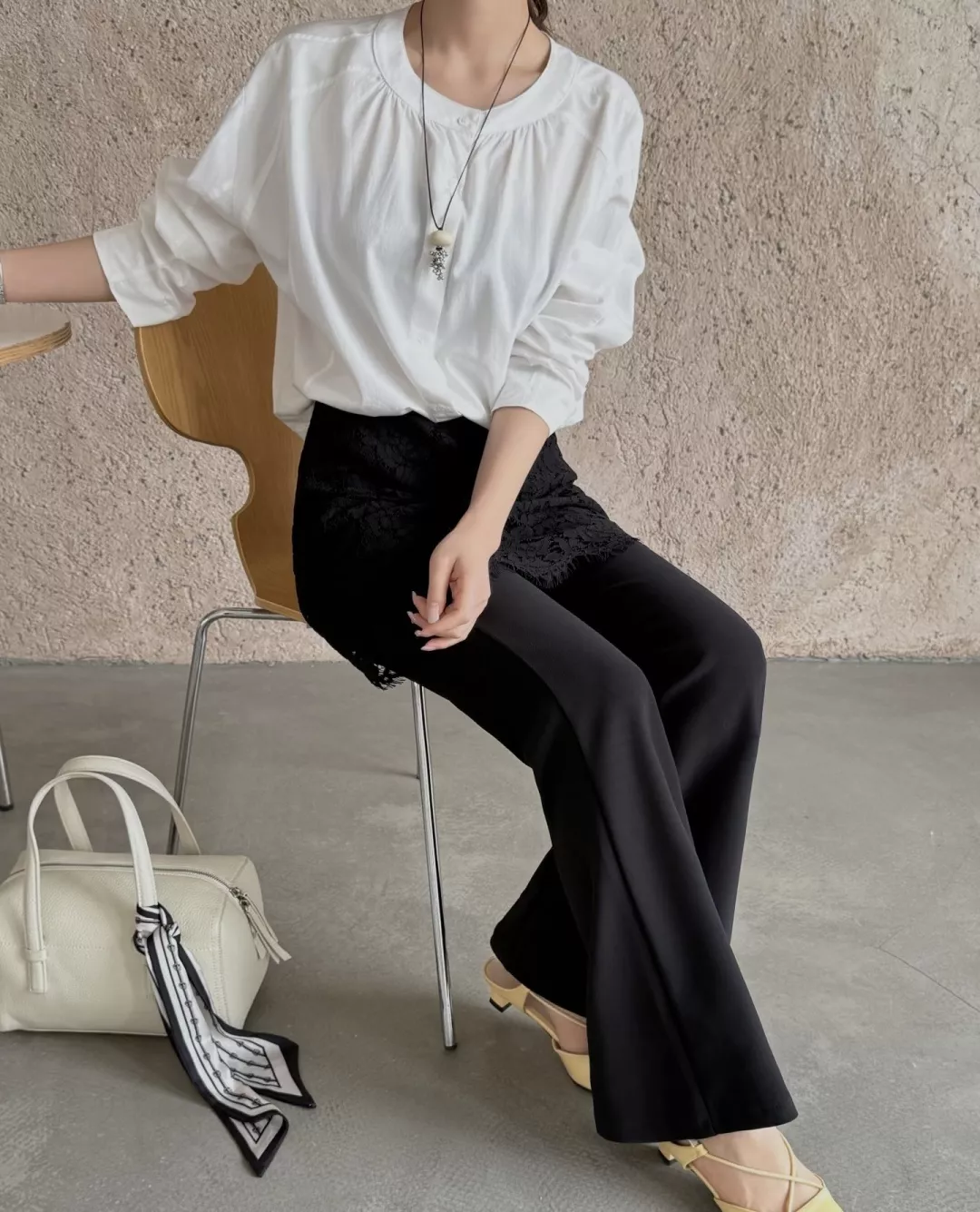 입생로랑 레이스 커버 상의와 블랙 팬츠 조합 상세 이미지 14