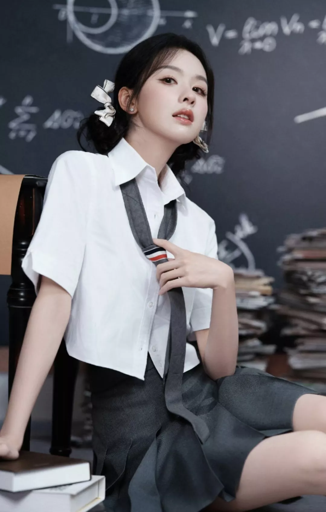 톰브라운 클래식 포인트 크롭 코튼 셔츠 상세 이미지 16