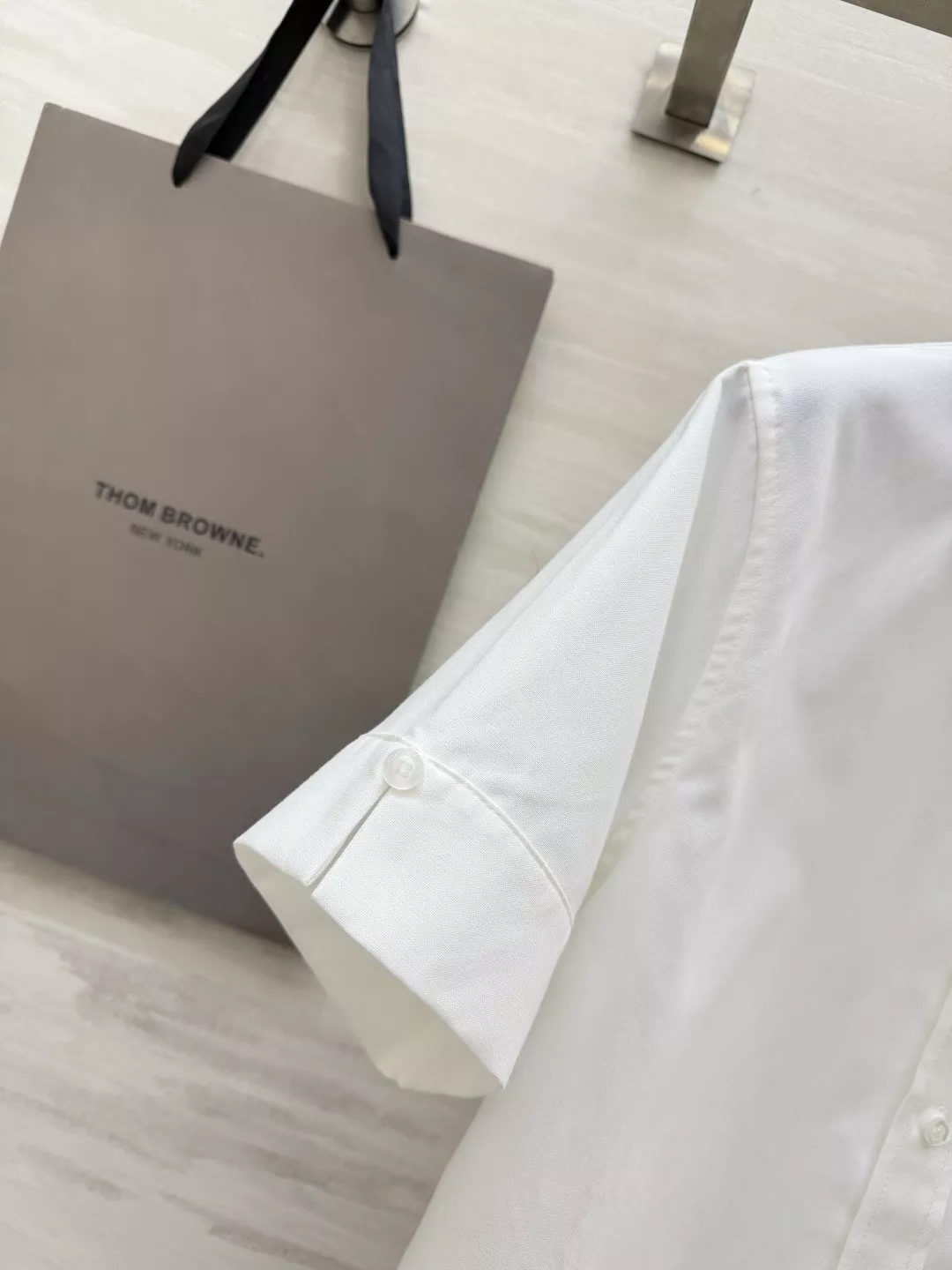 톰브라운 클래식 포인트 크롭 코튼 셔츠 상세 이미지 2