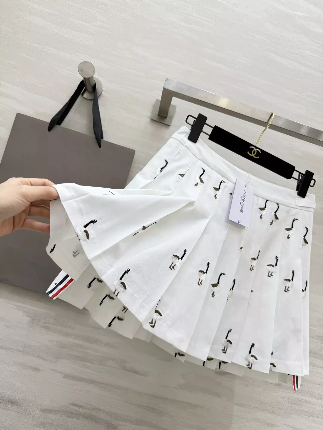 톰브라운 플리츠 자수 스커트 상세 이미지 5