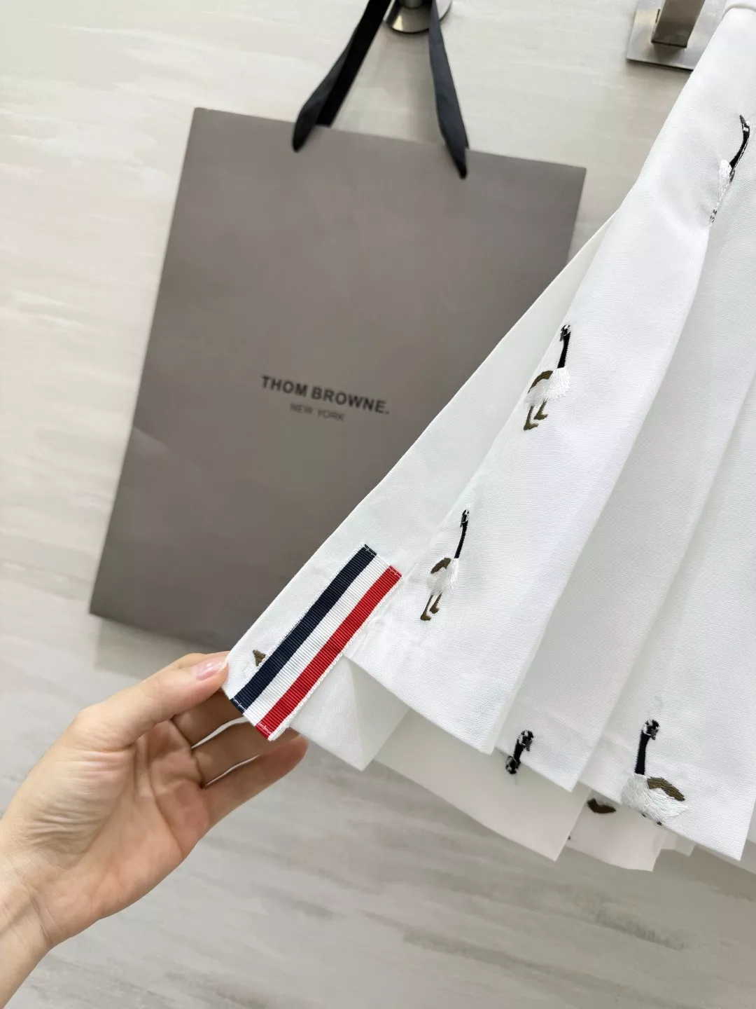 톰브라운 플리츠 자수 스커트 상세 이미지 7