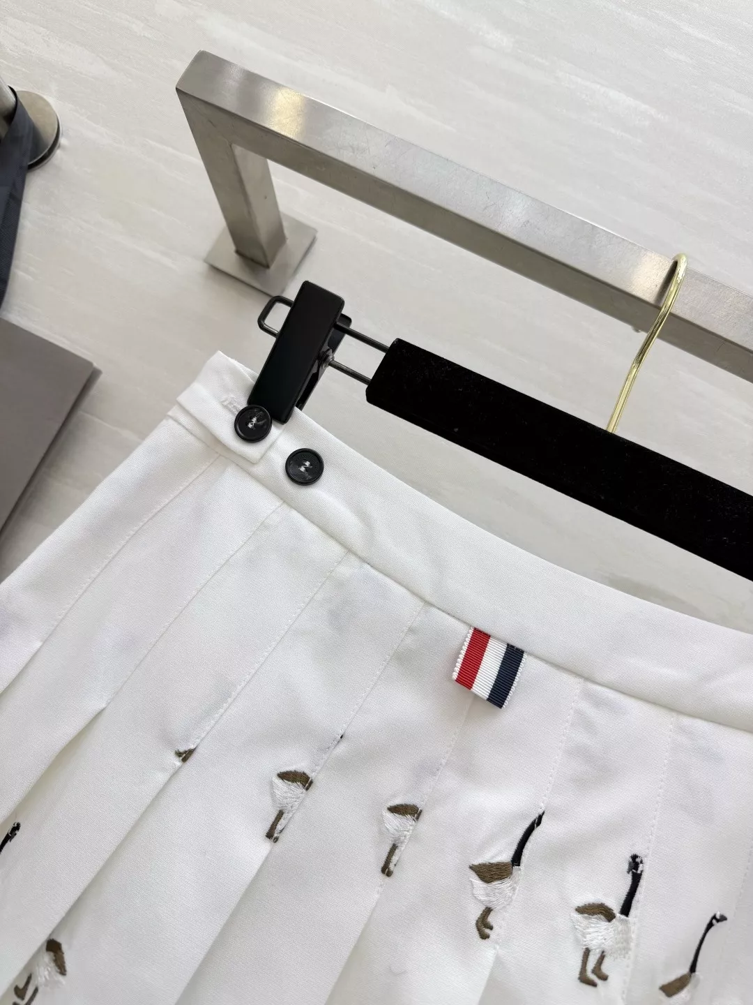 톰브라운 플리츠 자수 스커트 상세 이미지 2