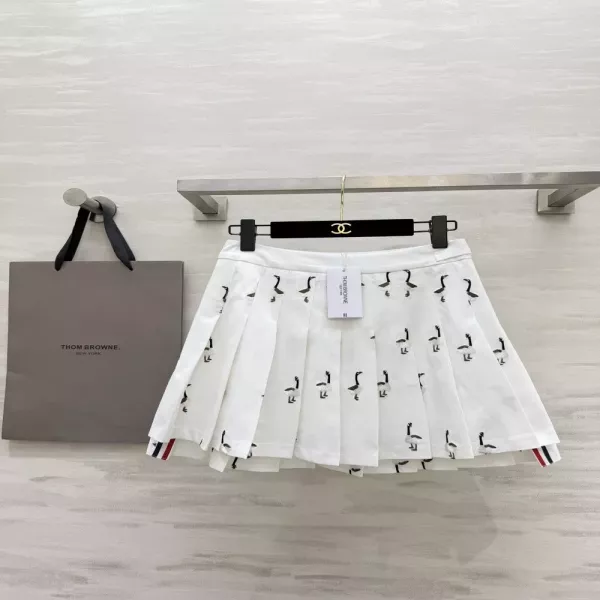 톰브라운 플리츠 자수 스커트