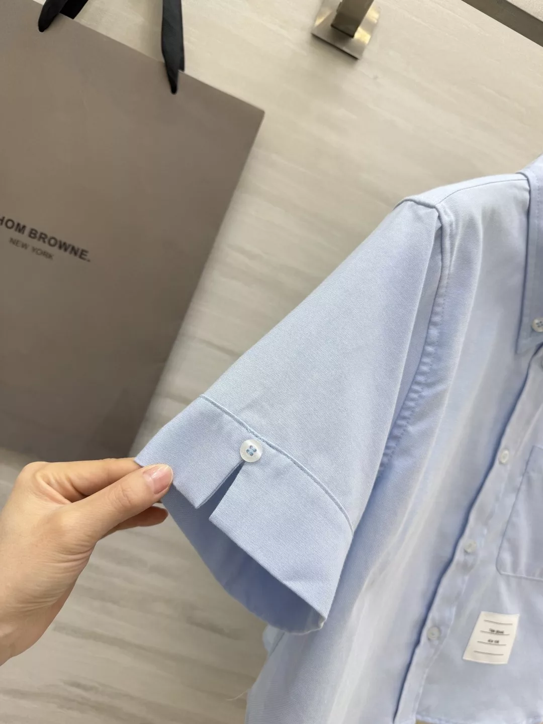 톰브라운 크롭 기장의 클래식 칼라 코튼 셔츠 상세 이미지 6