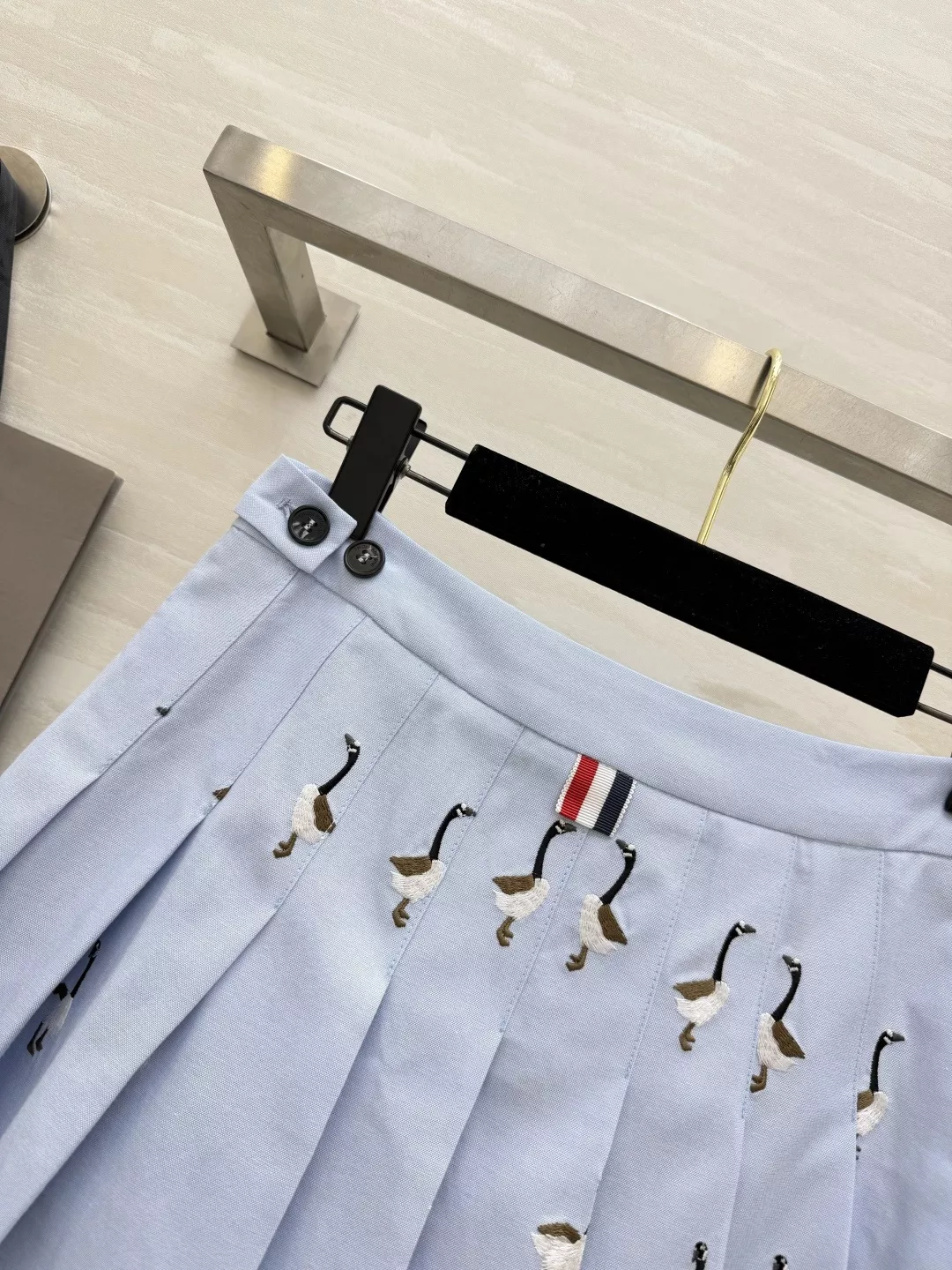 톰브라운 플리츠 자수 스커트 상세 이미지 7