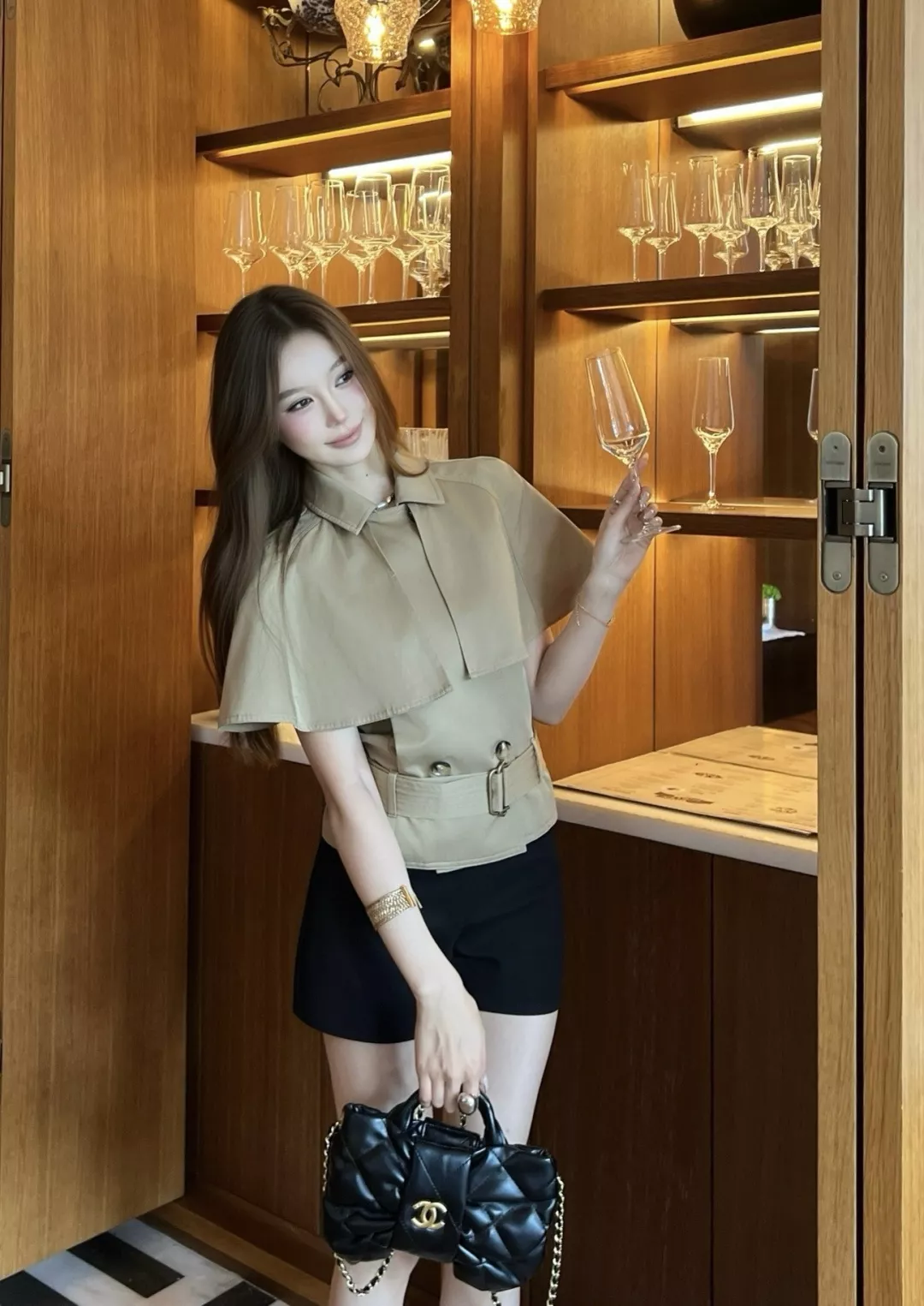 버버리 클래식 카키 케이프 트렌치 스타일 숏 아우터 상세 이미지 11