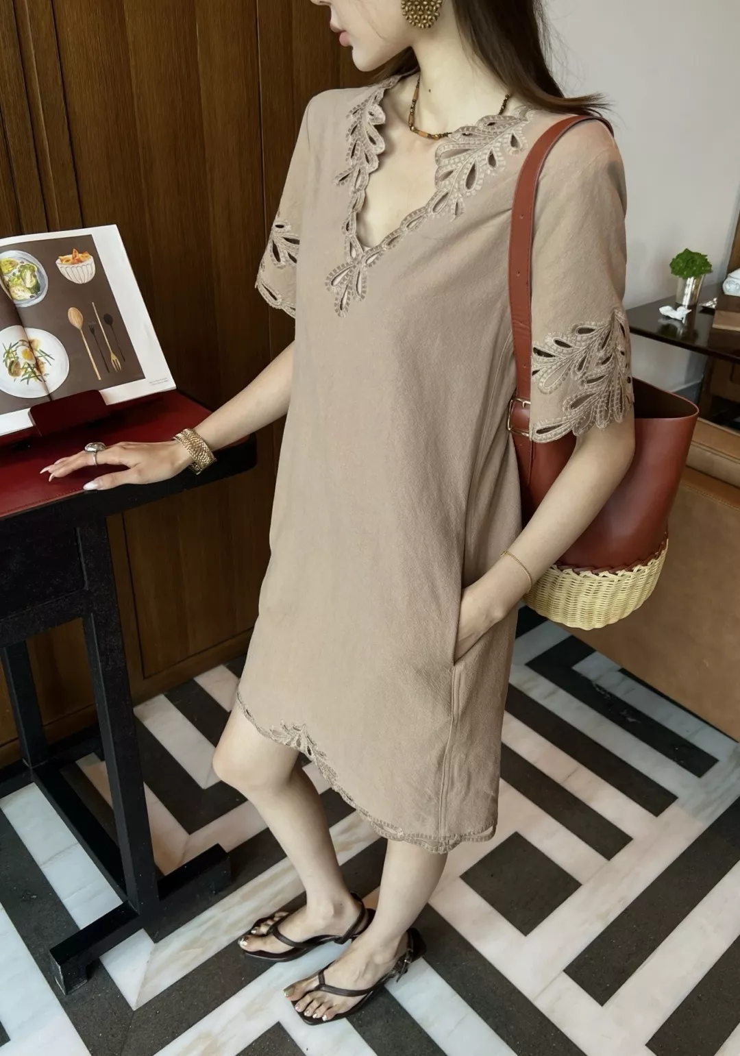 발렌티노 아마 린넨 자수 브이넥 드레스 상세 이미지 18