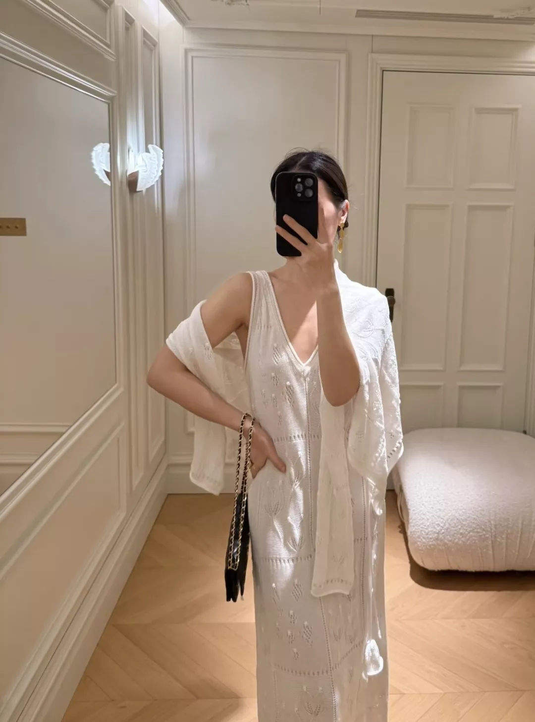 디올 펀칭 니트 가디건과 브이넥 슬립 드레스 조합 상세 이미지 12