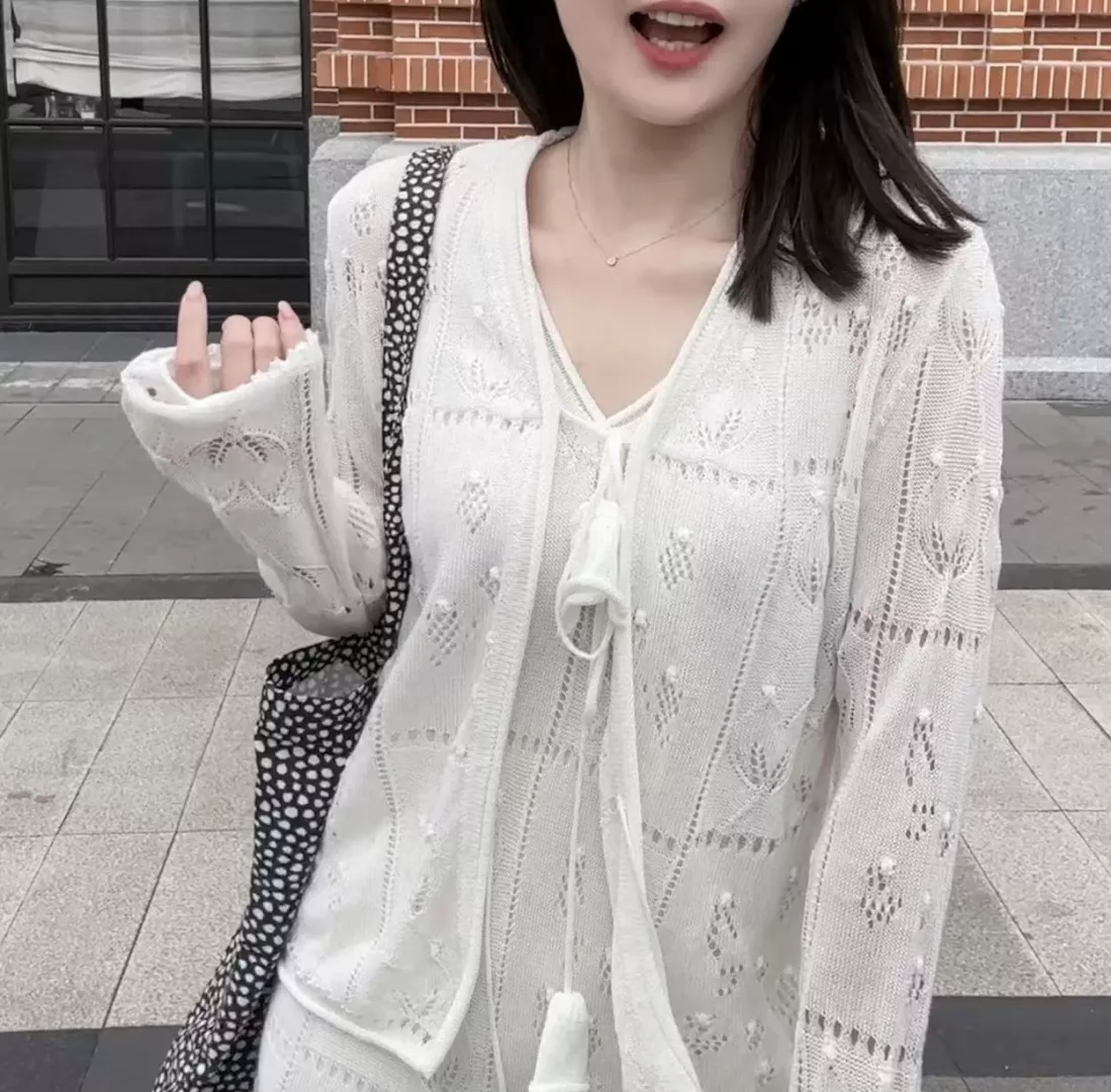 디올 펀칭 니트 가디건과 브이넥 슬립 드레스 조합 상세 이미지 14