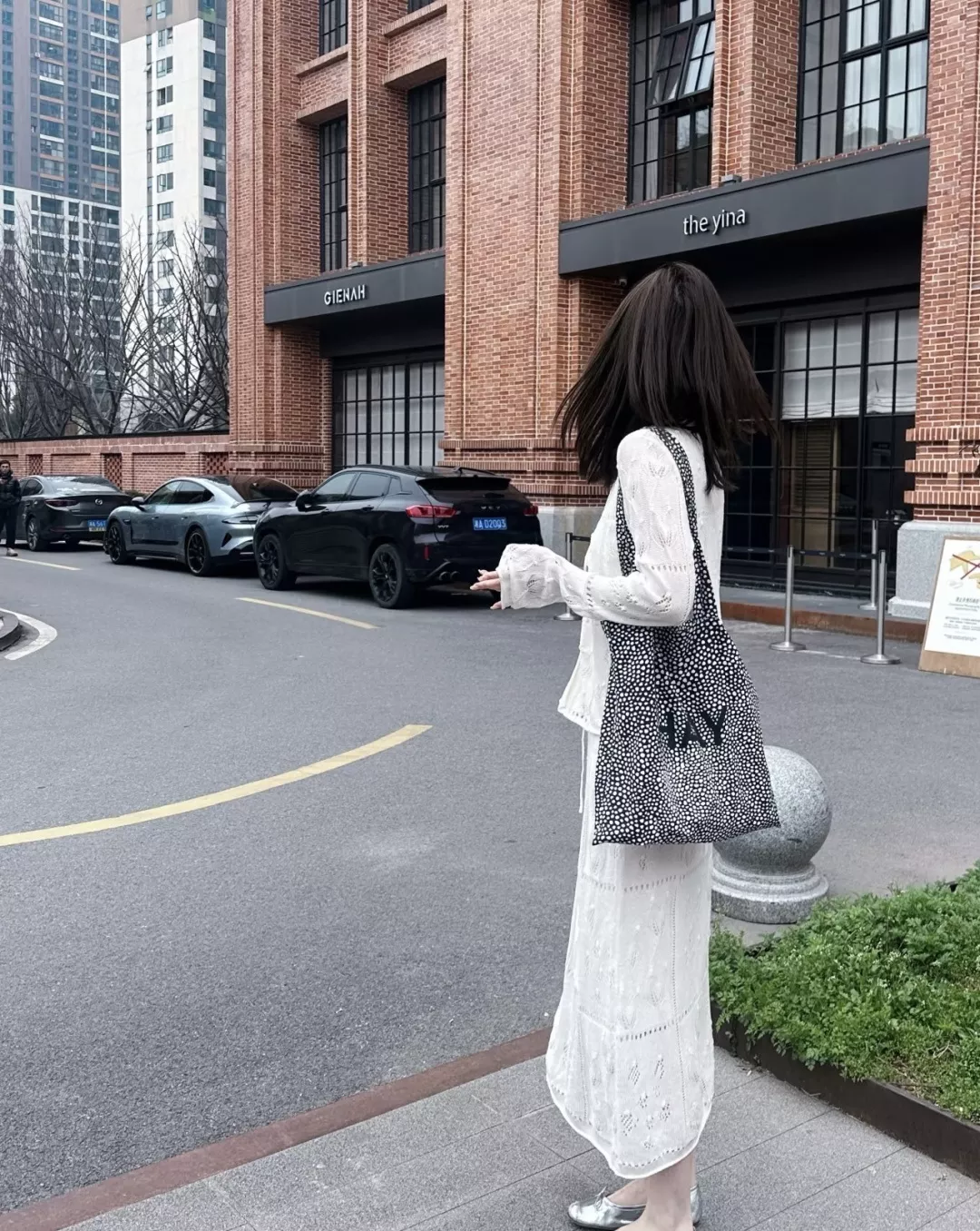 디올 펀칭 니트 가디건과 브이넥 슬립 드레스 조합 상세 이미지 15