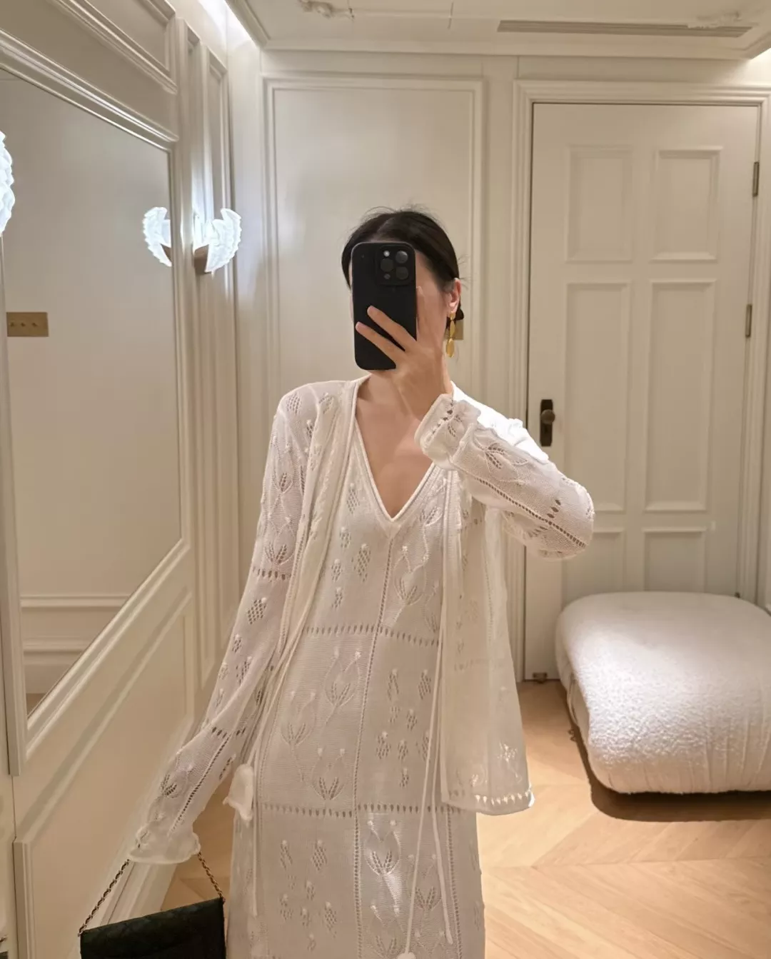 디올 펀칭 니트 가디건과 브이넥 슬립 드레스 조합 상세 이미지 13