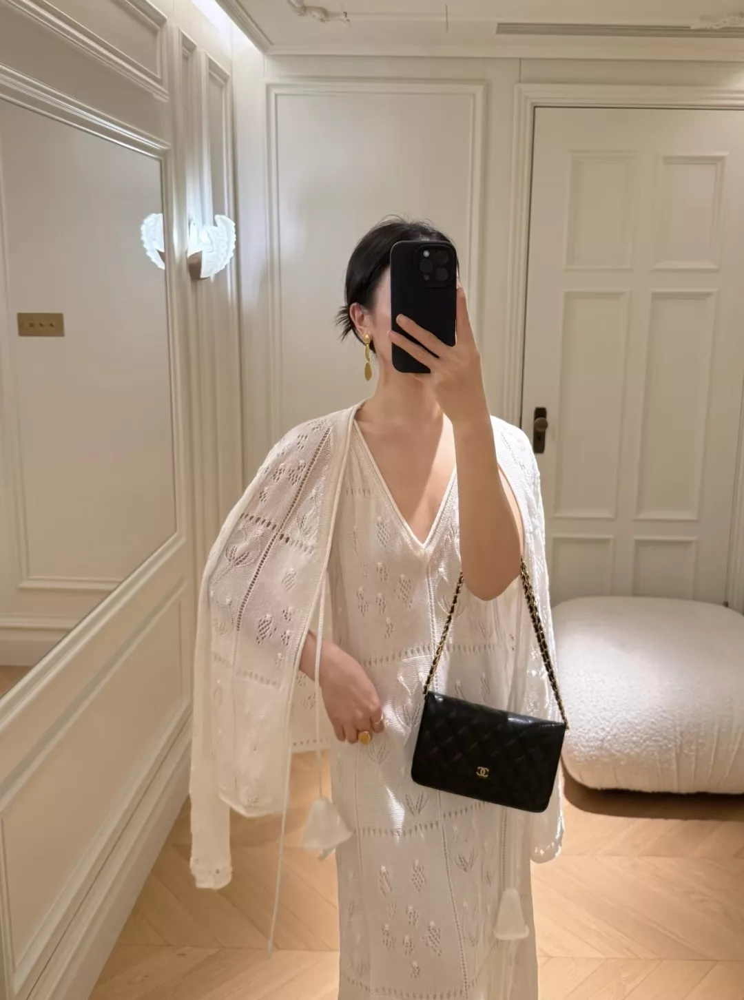 디올 펀칭 니트 가디건과 브이넥 슬립 드레스 조합 상세 이미지 11