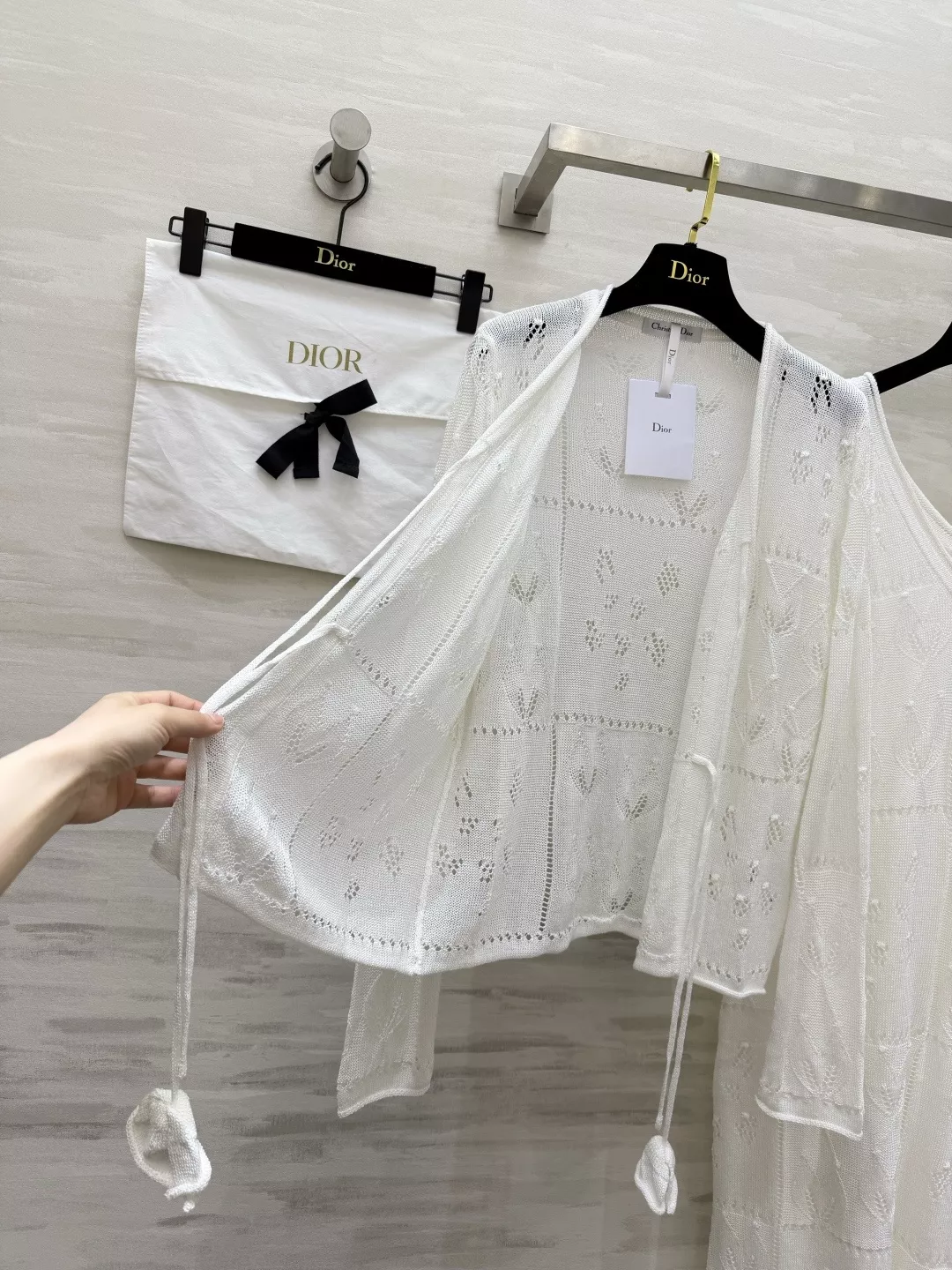 디올 펀칭 니트 가디건과 브이넥 슬립 드레스 조합 상세 이미지 5