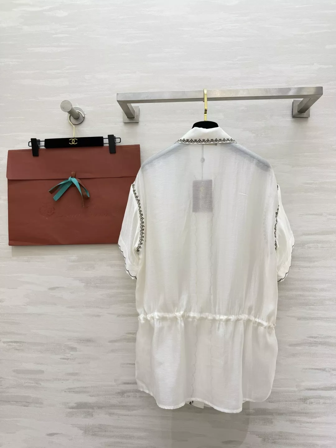 로로피아나 자수 포인트 허리 스트링 반팔 셔츠 상세 이미지 7
