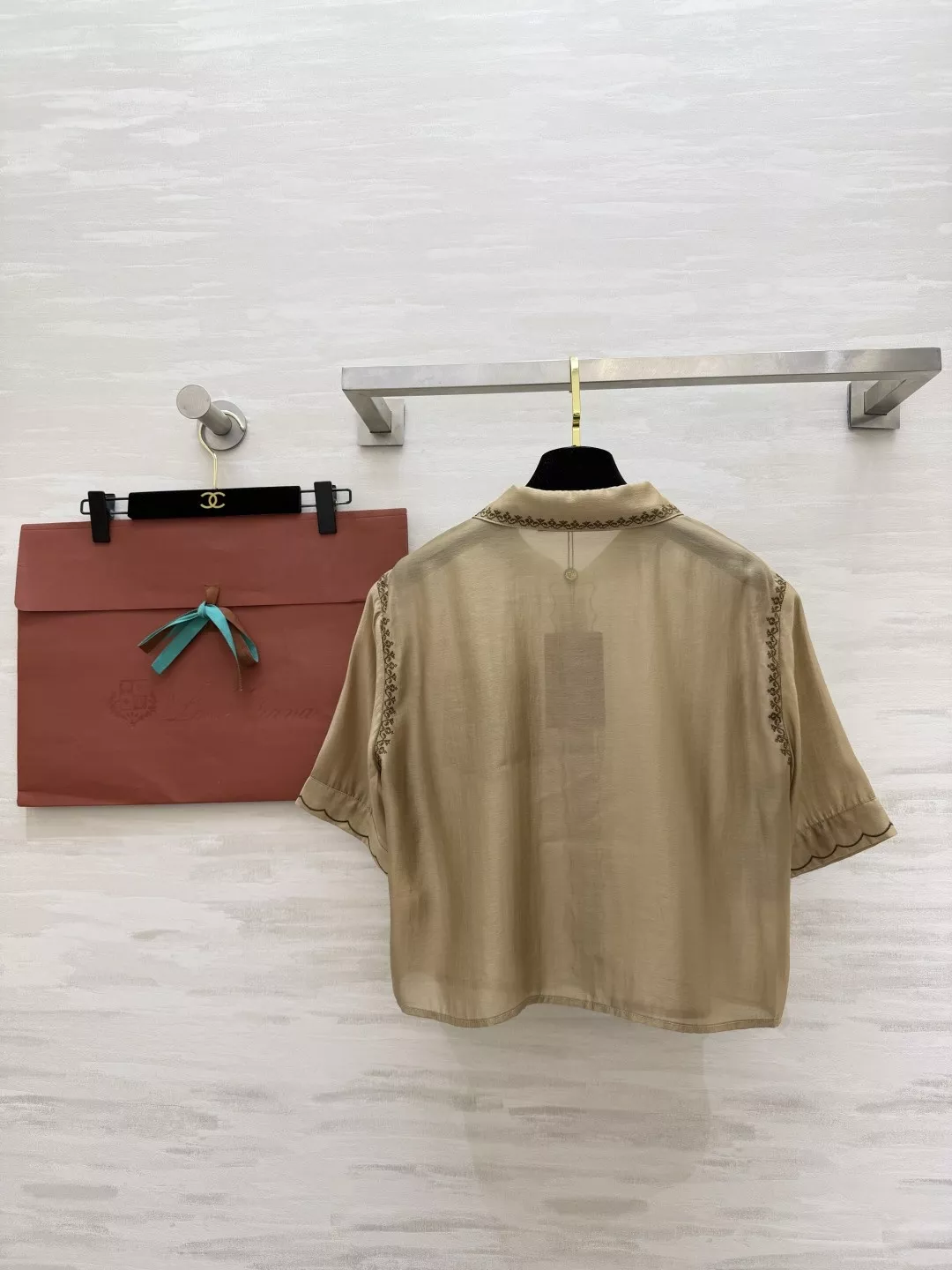 로로피아나 자수 디테일 허리 라인 혼방 셔츠 상세 이미지 8