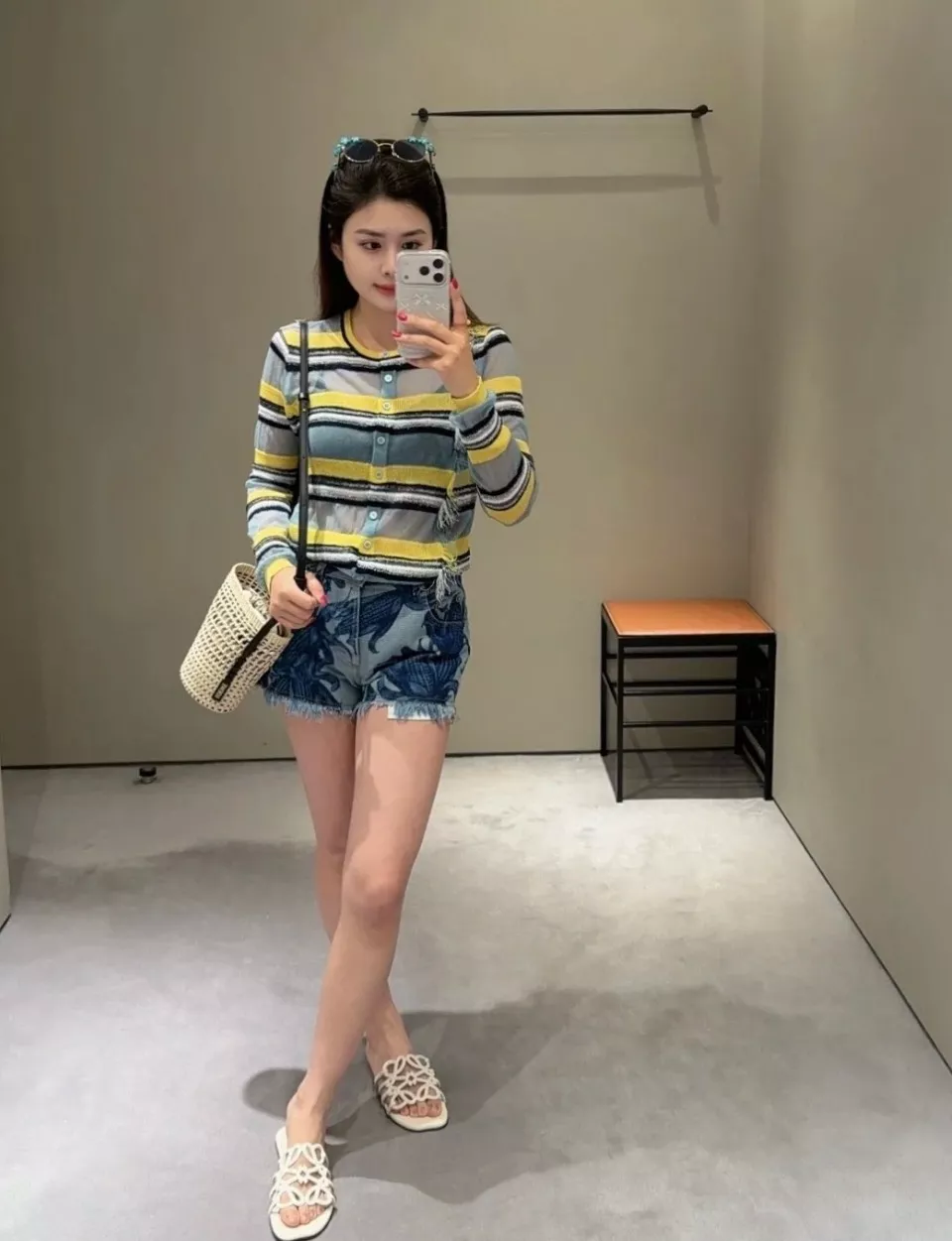 로에베 스트라이프 크롭 니트 가디건 상세 이미지 3