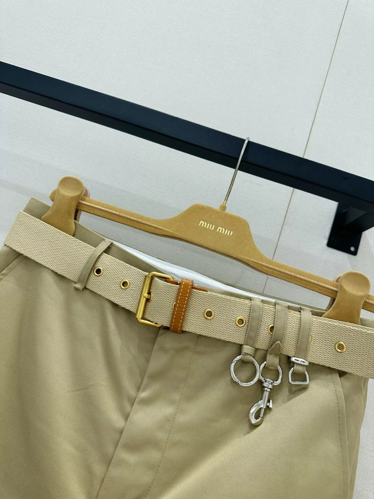 미우미우 카키 컬러 메탈 링 포인트 쇼츠 상세 이미지 8