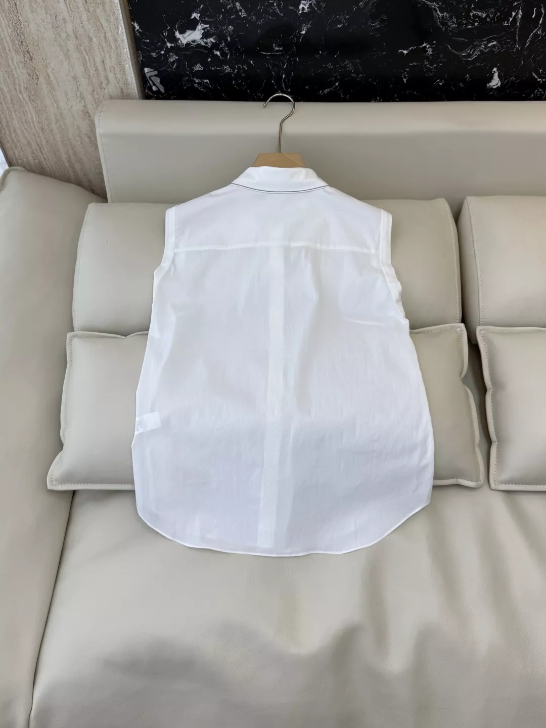 브루넬로쿠치넬리 체인 장식 포인트 슬리브리스 셔츠 상세 이미지 2