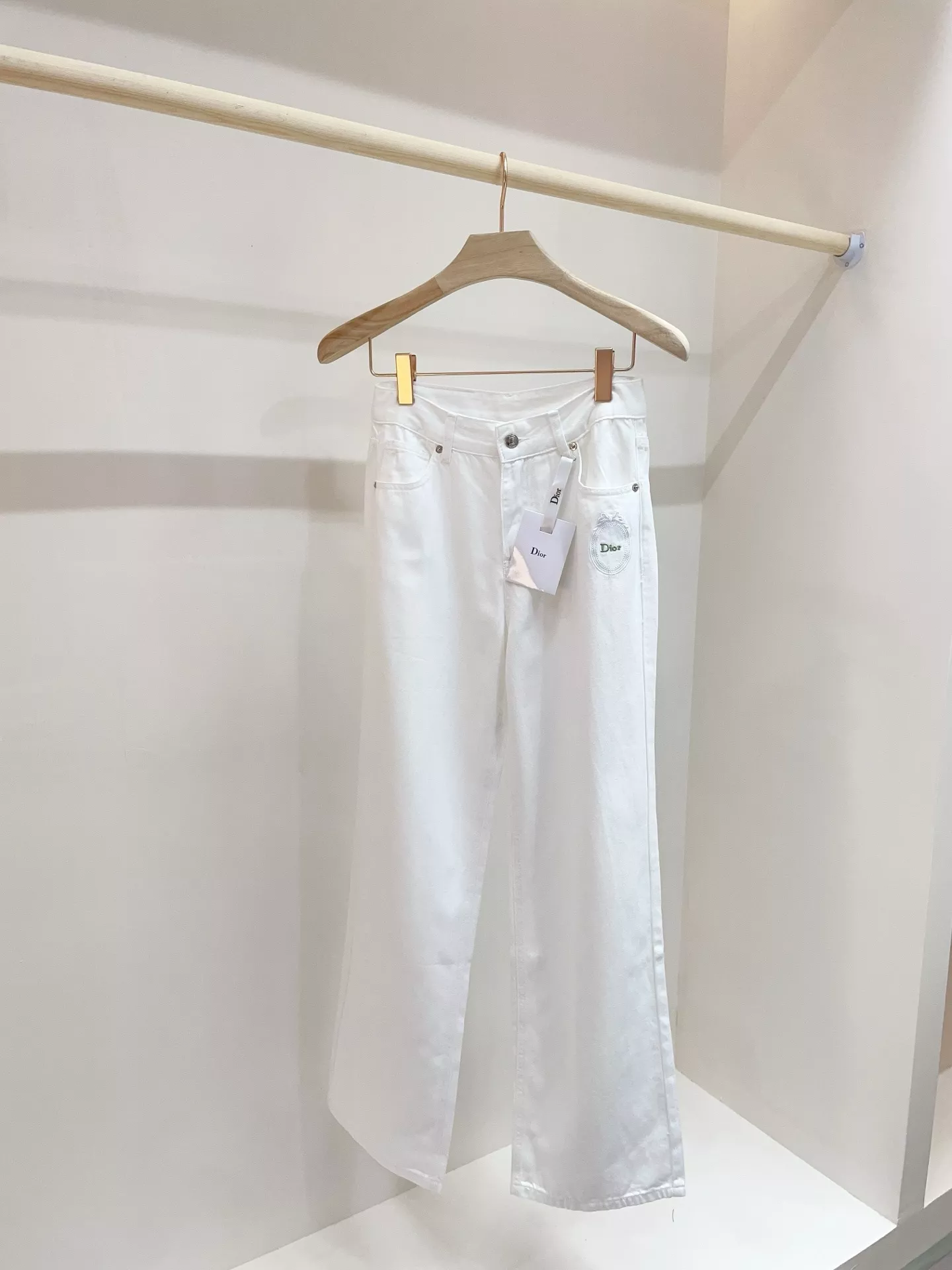 디올 여성 자수 포인트 화이트 진 상세 이미지 2