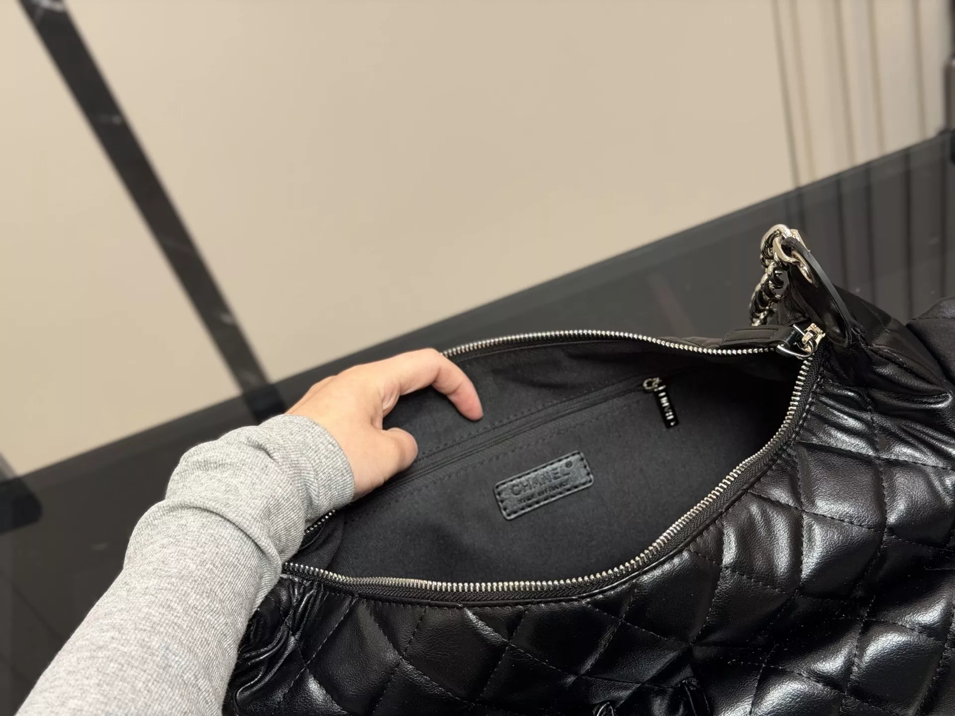 샤넬 퀼팅 디테일의 호보 스타일 백 상세 이미지 4