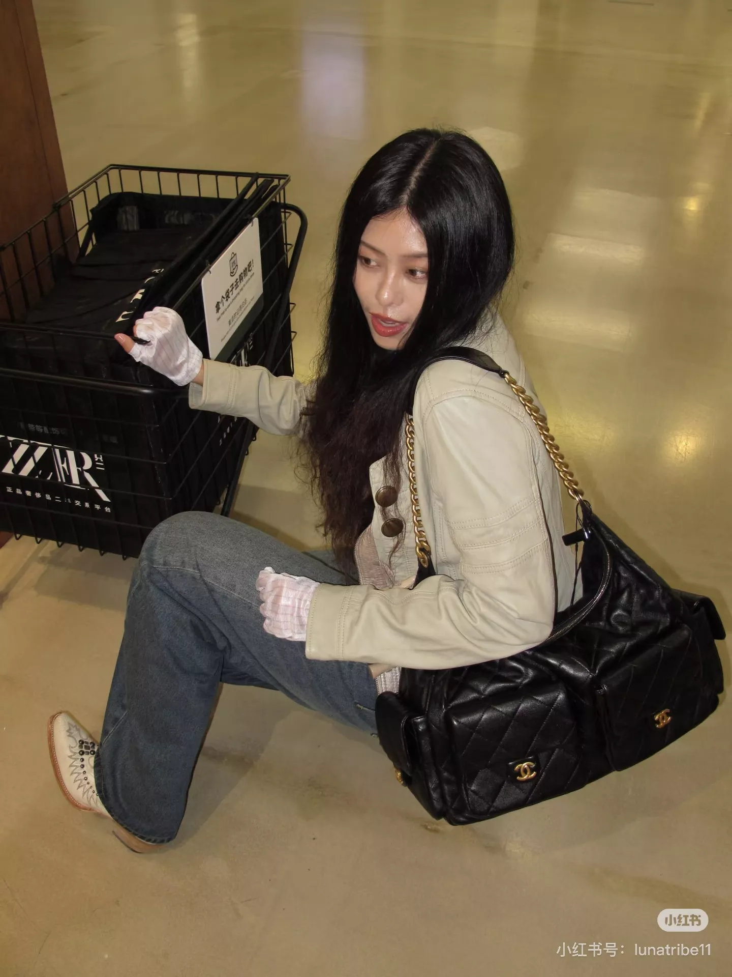 샤넬 퀼팅 디테일의 호보 스타일 백 상세 이미지 11