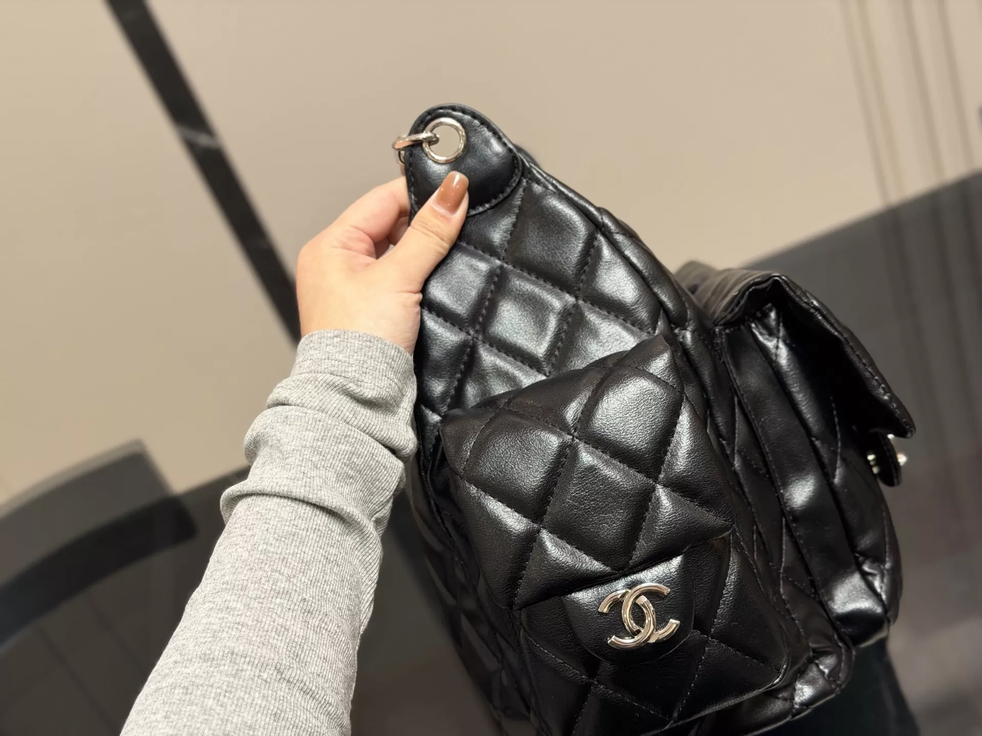 샤넬 퀼팅 디테일의 호보 스타일 백 상세 이미지 6