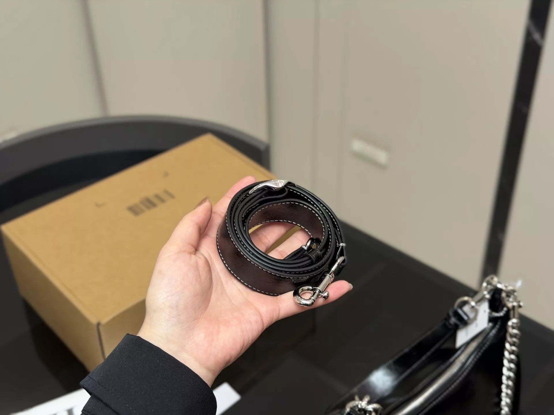 코치 클래식 모노그램 줄리엣 백 상세 이미지 3