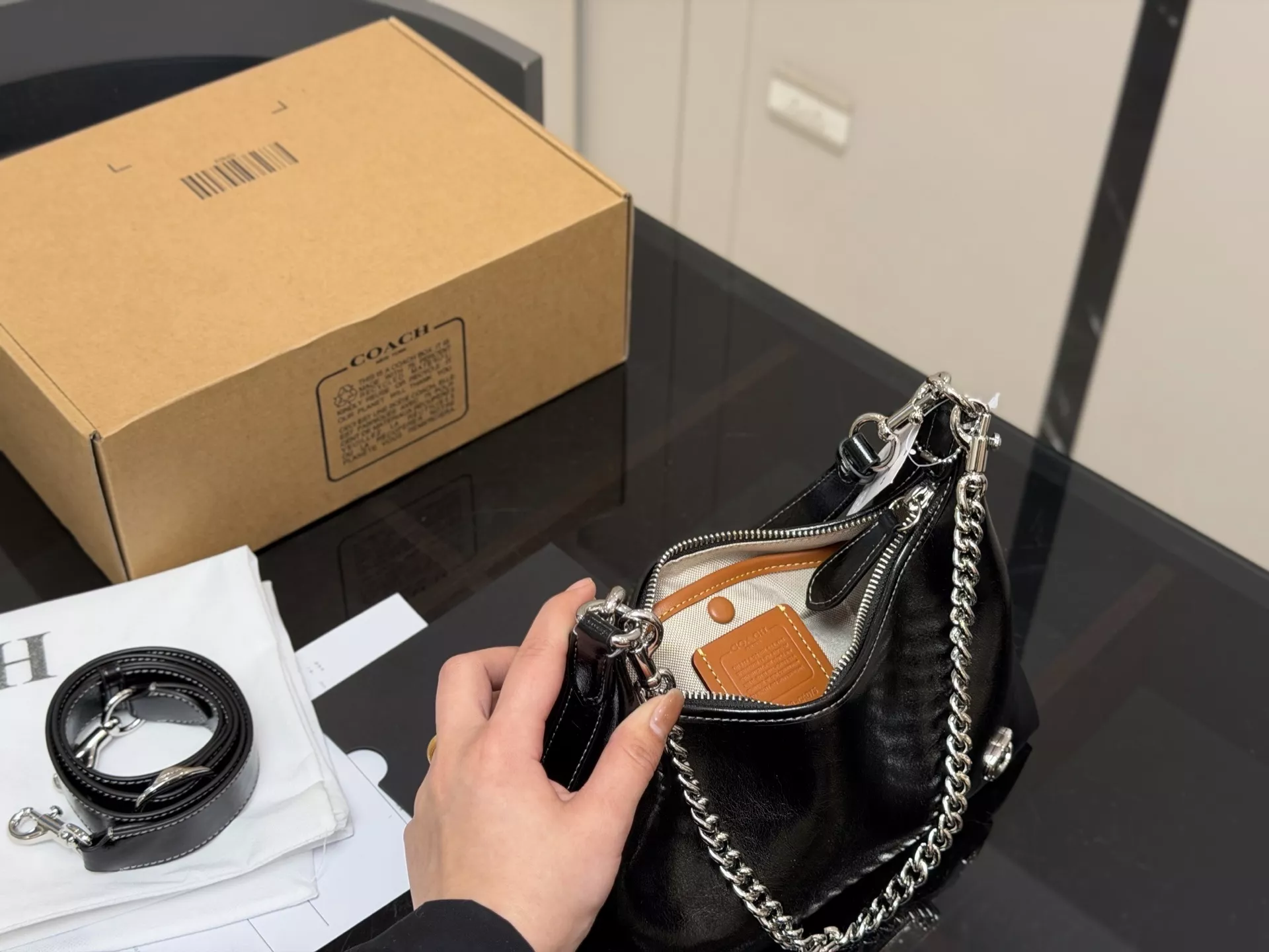 코치 클래식 모노그램 줄리엣 백 상세 이미지 4
