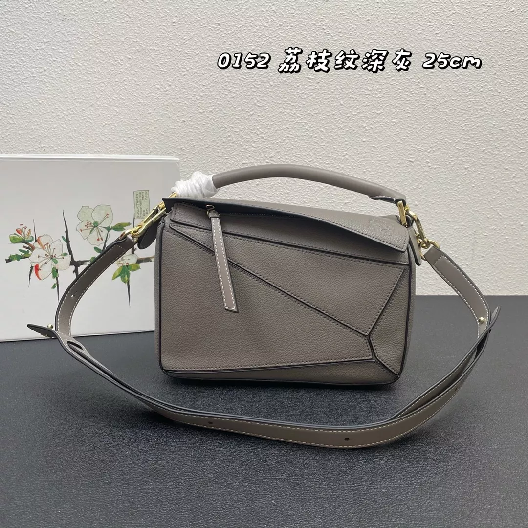로에베 퍼즐 스타일 레더 스트랩 백 상세 이미지 1