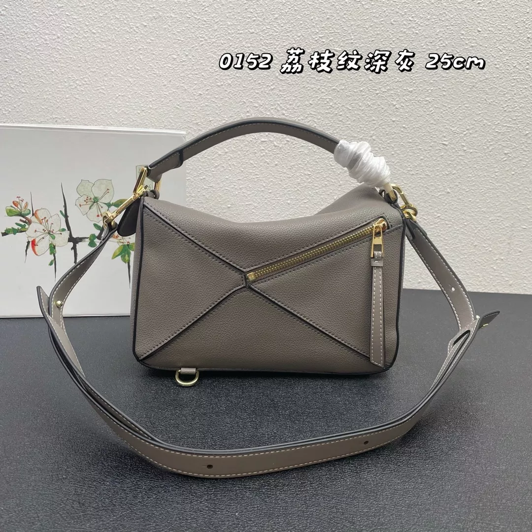 로에베 퍼즐 스타일 레더 스트랩 백 상세 이미지 3