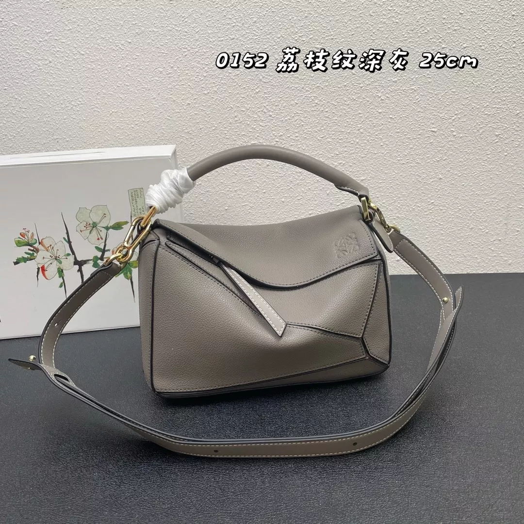 로에베 퍼즐 스타일 레더 스트랩 백 상세 이미지 2