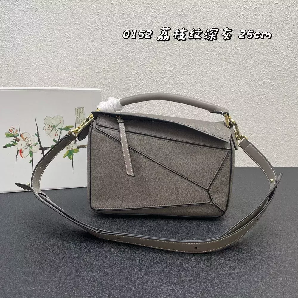 로에베 퍼즐 스타일 레더 스트랩 백