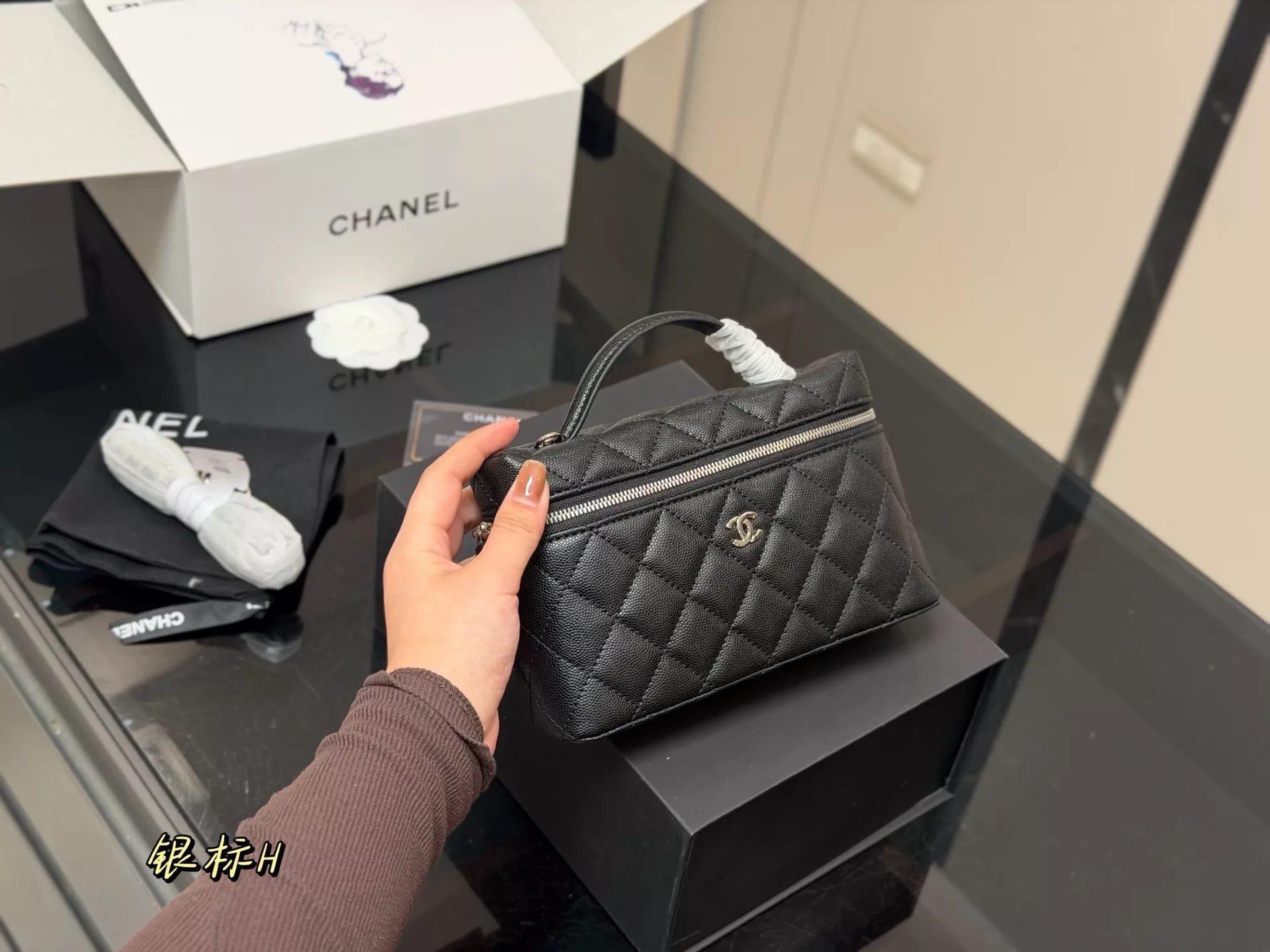 샤넬 퀼팅 디테일 호보 스타일 백 상세 이미지 9